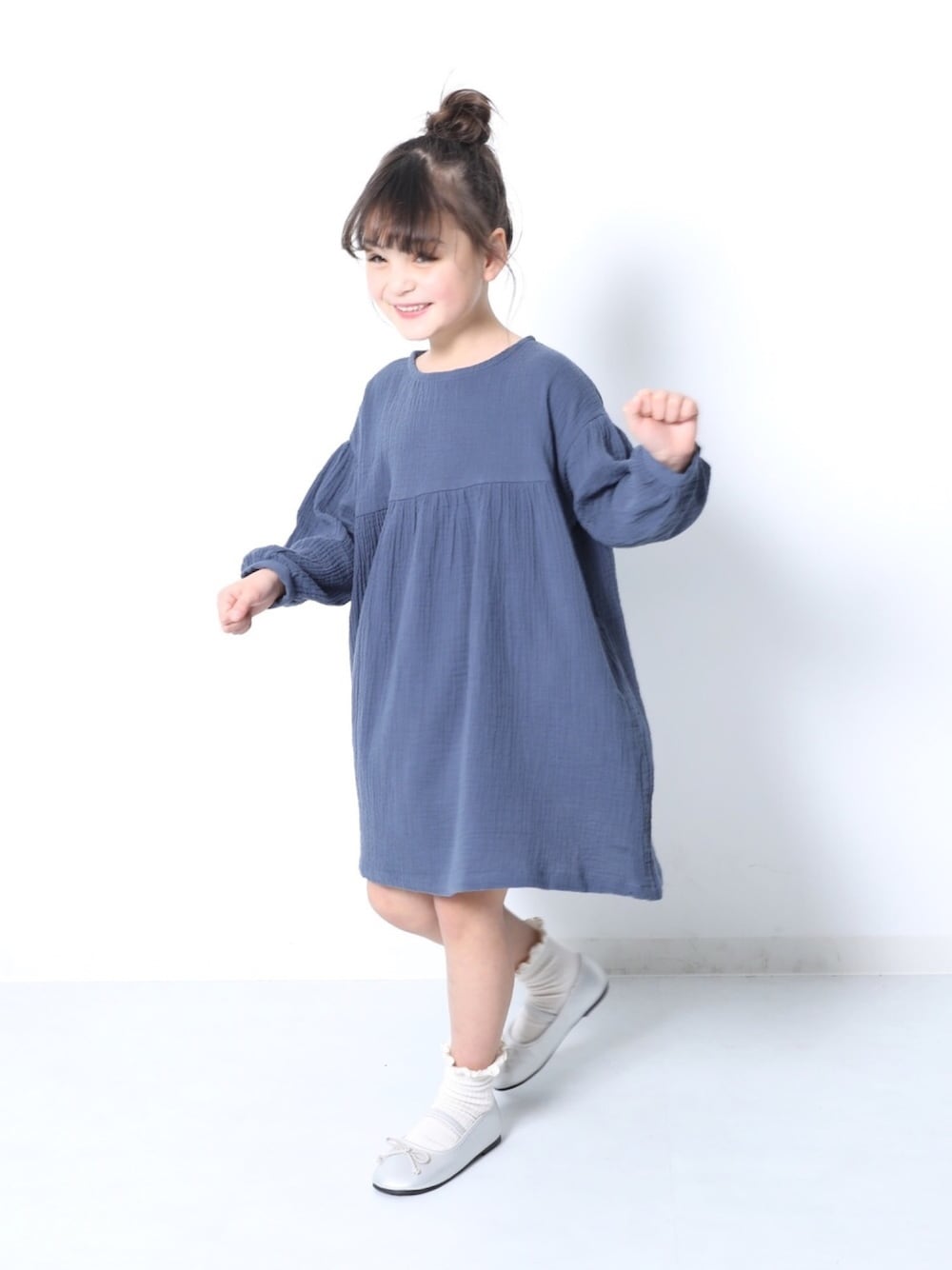 「キッズファッション、キッズコーデ、春コーデ、ゆるコーデ、ラクチンコーデ、おうちファッション、リラックススタイル、おんなのこ、ワンピース、おしゃれさんと繋がりたい」｜「devirockのダブルガーゼ長袖ワンピース（ワンピース、グレー系）」を使った、devirockさん（キッズ・120cm）の春コーディネートの1枚目の写真