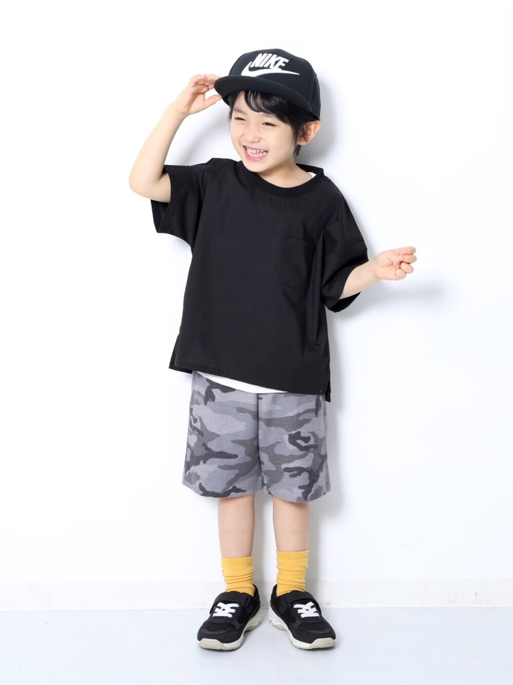 「キッズファッション、キッズコーデ、モノトーン、イエロー、ビッグシルエット、レイヤードスタイル、カモフラ、キャップ、スニーカーコーデ、おしゃれさんと繋がりたい」｜「devirockのロング丈タンクトップ（タンクトップ、ホワイト系）」を使った、devirockさん（キッズ・110cm）の春コーディネートの1枚目の写真