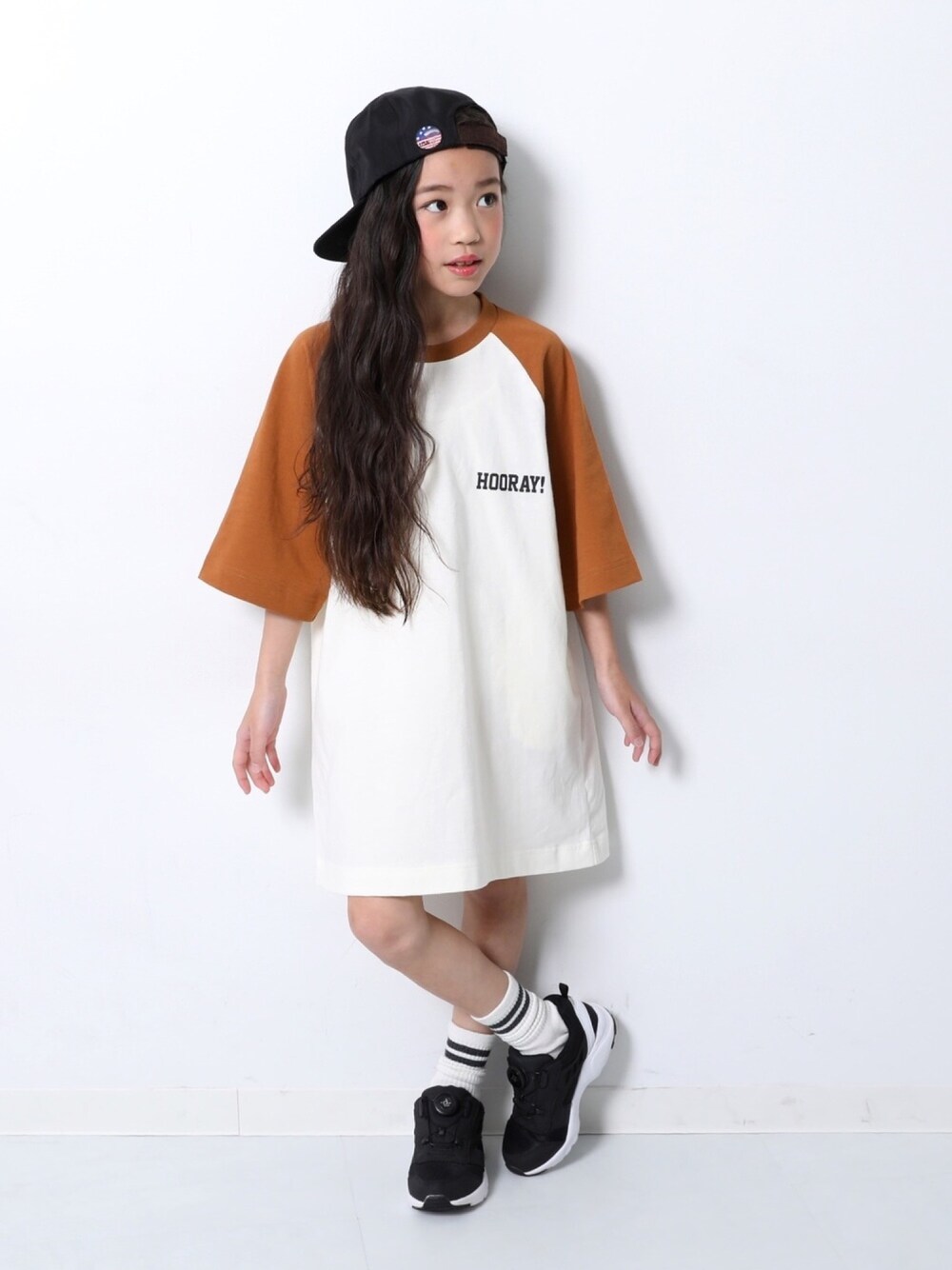 「キッズファッション、キッズコーデ、春夏コーデ、春コーデ、カジュアル、女の子、ラグランTシャツ、Tシャツワンピ、ワンピース、おしゃれさんと繋がりたい」｜「devirockのラグラン7分袖ワンピース（ワンピース、イエロー系）」を使った、devirockさん（キッズ・120cm）の春コーディネートの1枚目の写真