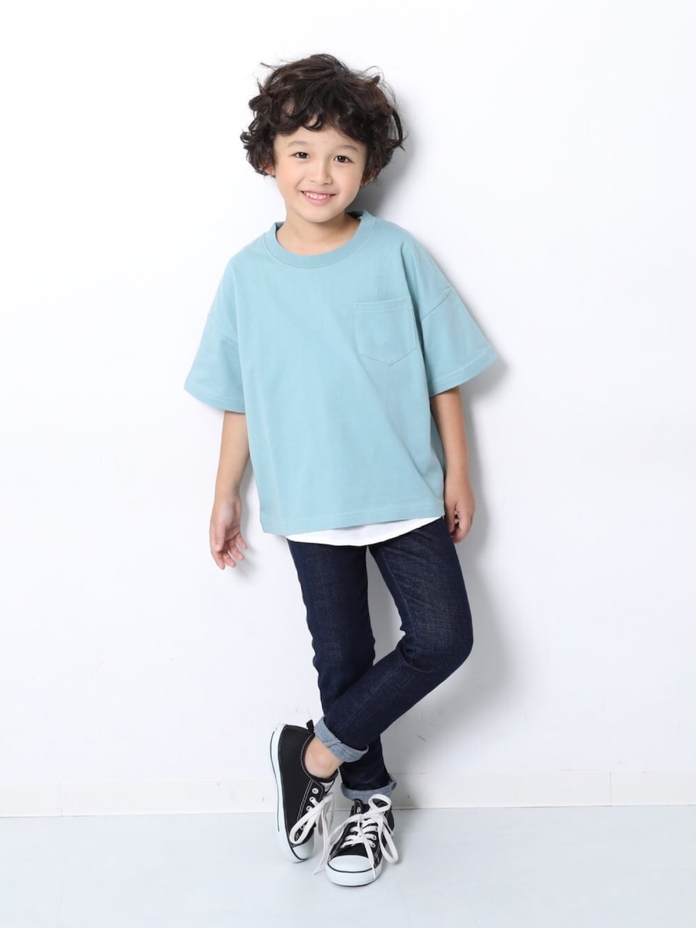 「キッズファッション、キッズコーデ、男の子コーデ、スキニーデニム、オトナカジュアル、レイヤードスタイル、ビッグシルエット、くすみカラー、シンプル、おしゃれさんと繋がりたい」｜「devirockのロング丈タンクトップ（タンクトップ、ホワイト系）」を使った、devirockさん（キッズ・120cm）の春コーディネートの1枚目の写真