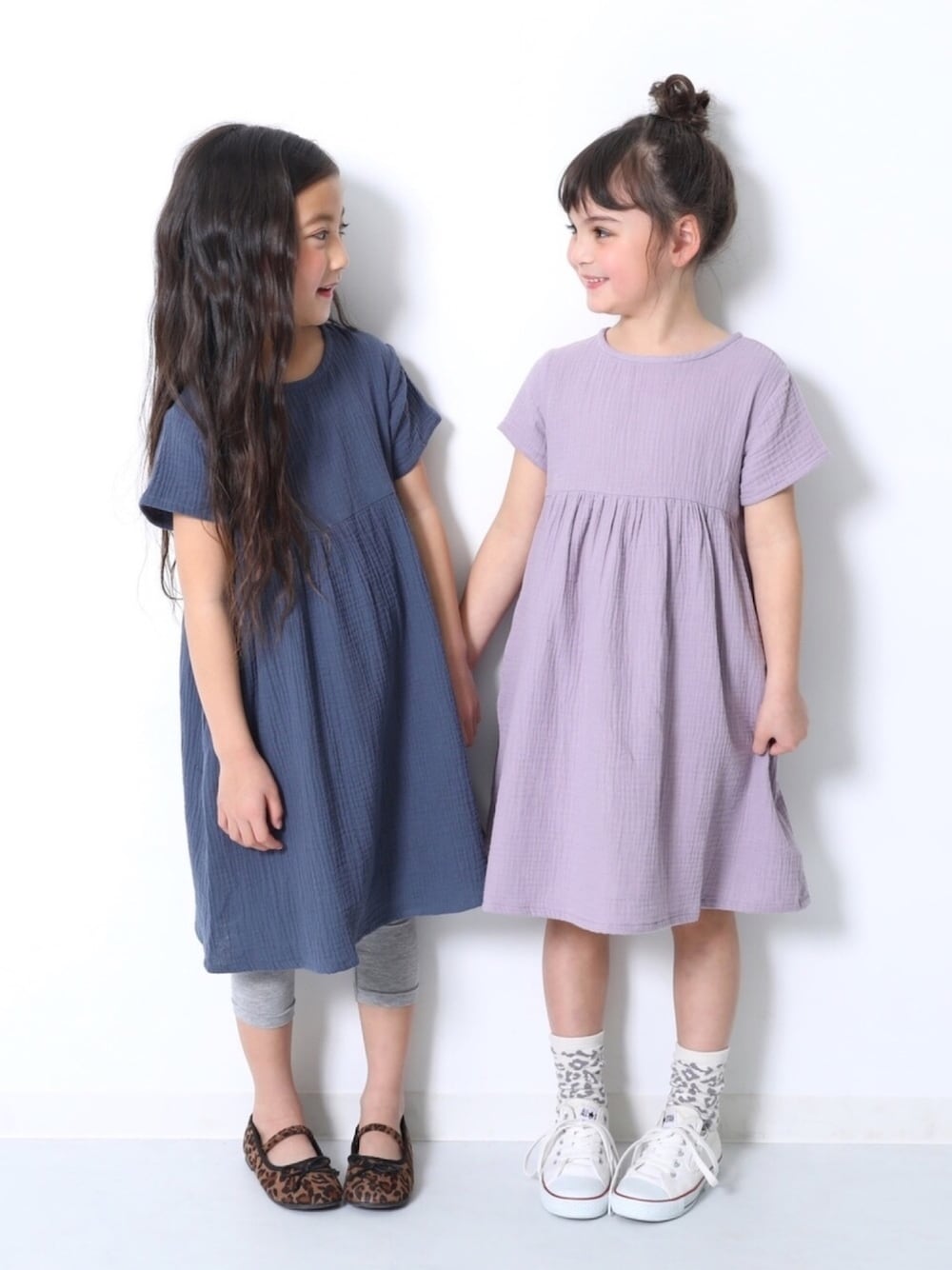 「キッズファッション、キッズコーデ、女の子コーデ、ラクチンコーデ、夏コーデ、休日スタイル、こどもの日、ワンピース、スニーカー、おしゃれさんと繋がりたい」｜「devirockのダブルガーゼ半袖ワンピース（ワンピース、グレー系）」を使った、devirockさん（キッズ・110cm）の春コーディネートの1枚目の写真