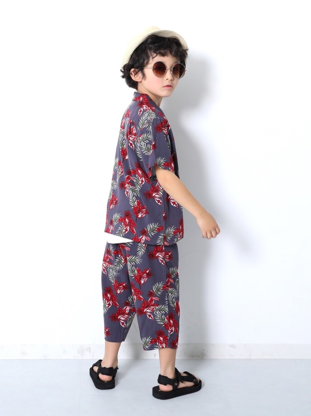 「男の子ファッション、キッズファッション、キッズコーデ、セットアップ、夏、花柄、ボタニカル柄、リゾートスタイル、ootd、おしゃれさんと繋がりたい」｜「devirockのロング丈タンクトップ（タンクトップ、ホワイト系）」を使った、devirockさん（キッズ・120cm）の春コーディネートの1枚目の写真