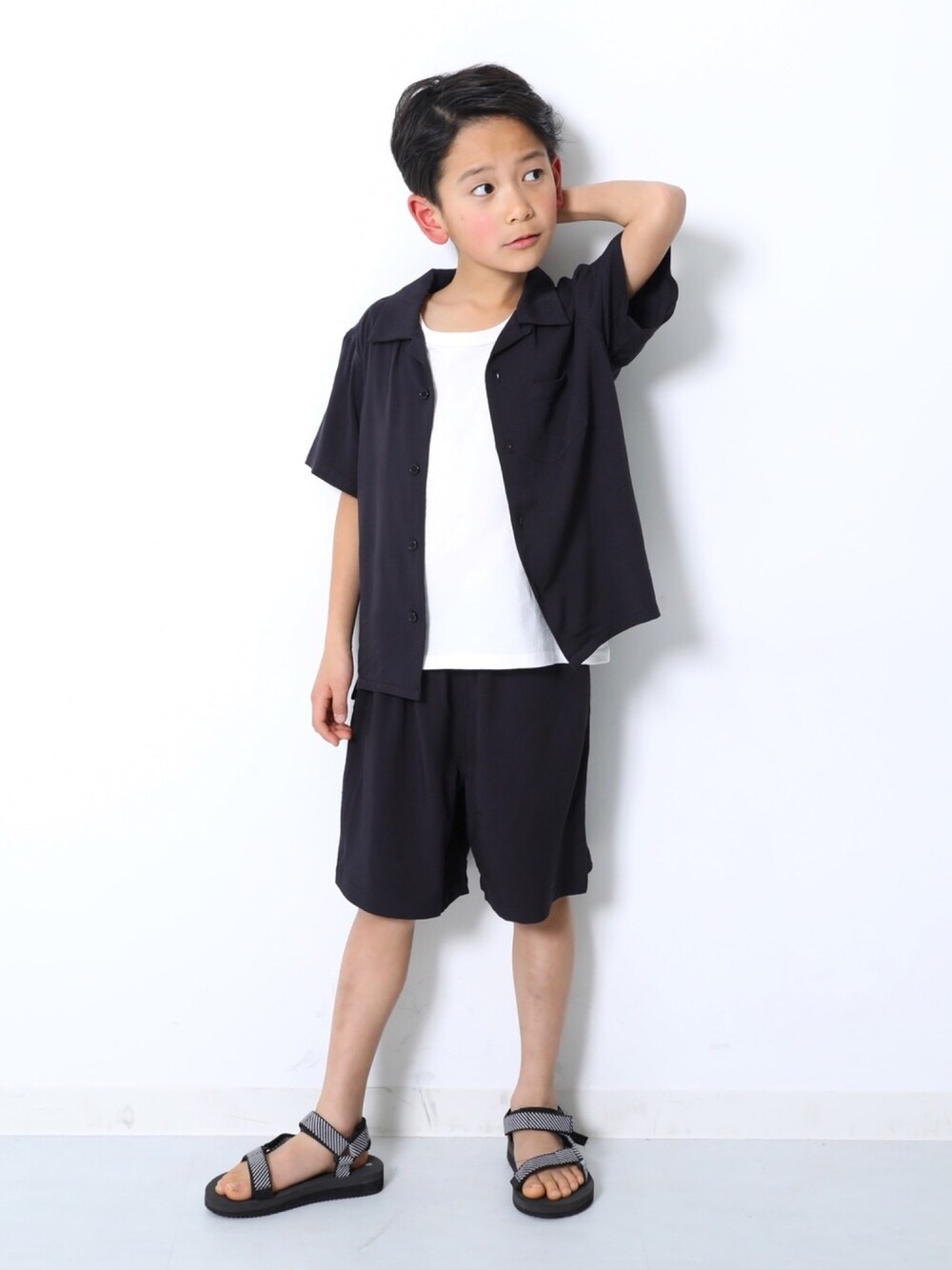 「キッズファッション、キッズコーデ、カジュアルコーデ、男の子コーデ、モノトーンコーデ、モノトーン、タンクトップ、セットアップ、スポーツサンダル、おしゃれさんと繋がりたい」｜「devirockの無地タンクトップ（タンクトップ、ホワイト系）」を使った、devirockさん（キッズ・120cm）の春コーディネートの1枚目の写真