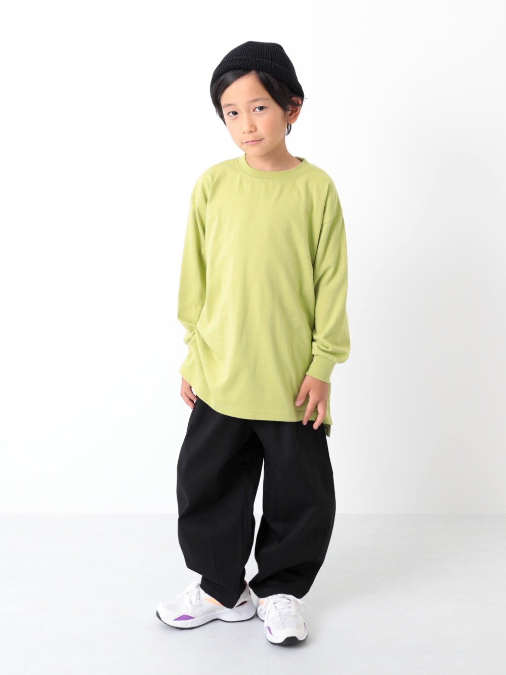 「キッズファッション、キッズコーデ、こどもコーデ、Tシャツ、シンプルコーデ、ゆるコーデ、オーバーサイズ、ストリート、ピスタチオ、おしゃれさんと繋がりたい」｜「devirockのヒザデルパンツ（その他パンツ、ブラック系）」を使った、devirockさん（キッズ・110cm）の夏コーディネートの1枚目の写真