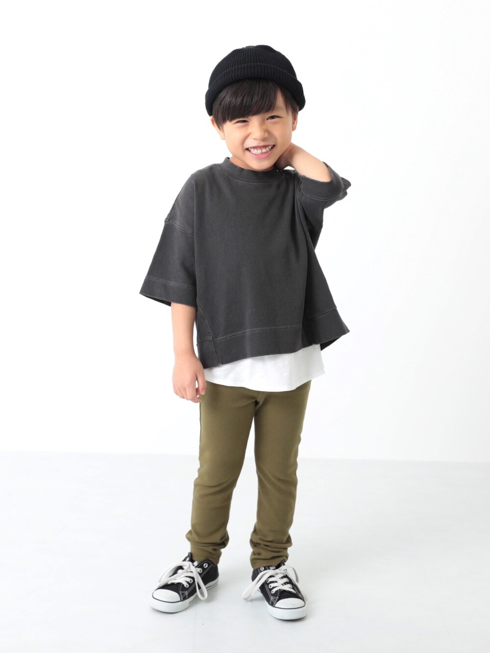 「キッズファッション、キッズコーデ、シンプルコーデ、休日スタイル、カジュアル、プチプラ、男の子、スキニーパンツ、コンバース、おしゃれさんと繋がりたい」｜「devirockのロング丈タンクトップ（タンクトップ、ホワイト系）」を使った、devirockさん（キッズ・110cm）の夏コーディネートの1枚目の写真