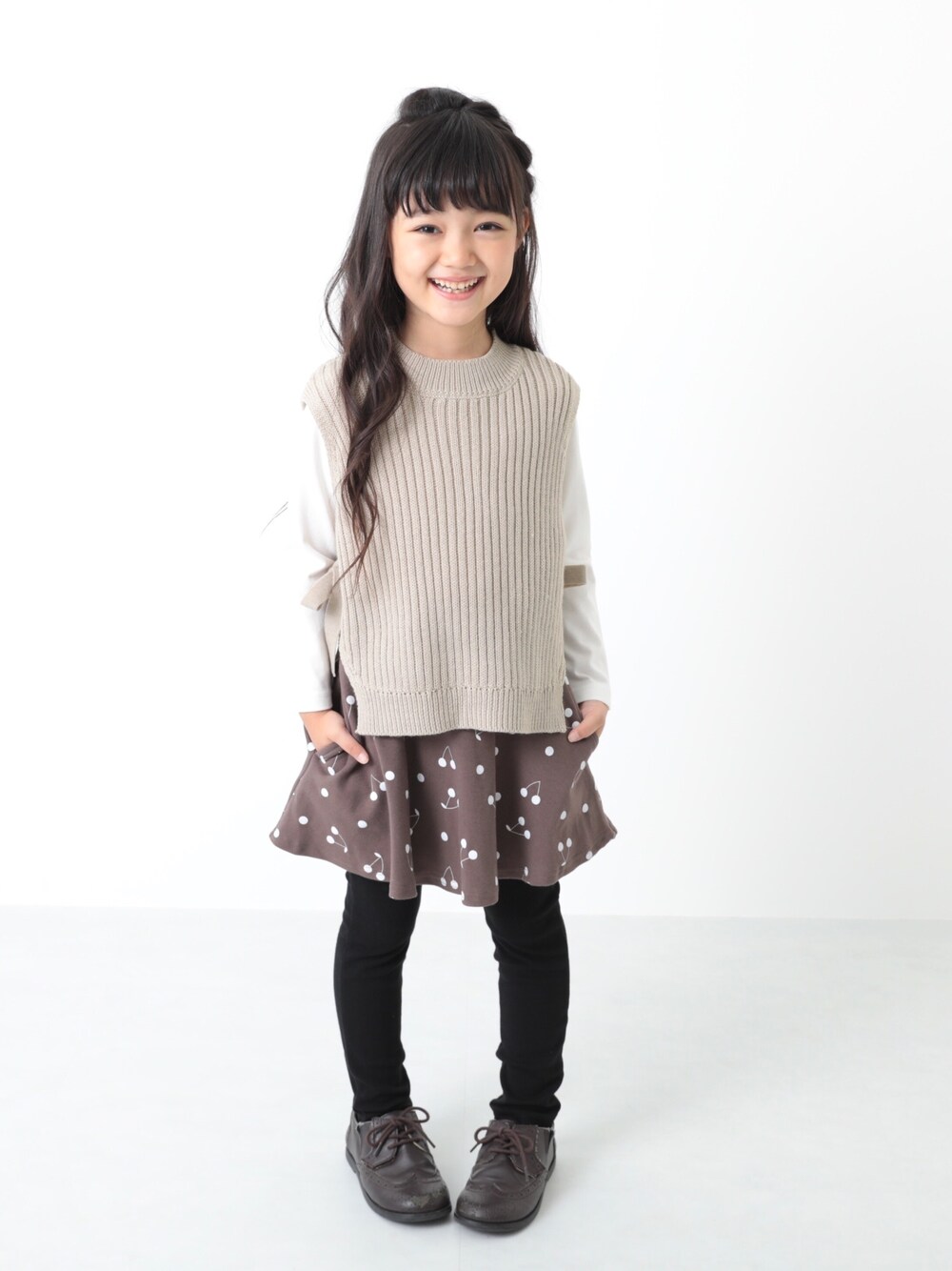 「キッズファッション、キッズコーデ、ワントーンコーデ、秋のコーデ、おんなのこ、プチプラ、ベージュ、ニットベスト、スカート、おしゃれさんと繋がりたい」｜「devirockのプリント10分丈スカッツ（スカート、ブラウン系）」を使った、devirockさん（キッズ・120cm）の夏コーディネートの1枚目の写真