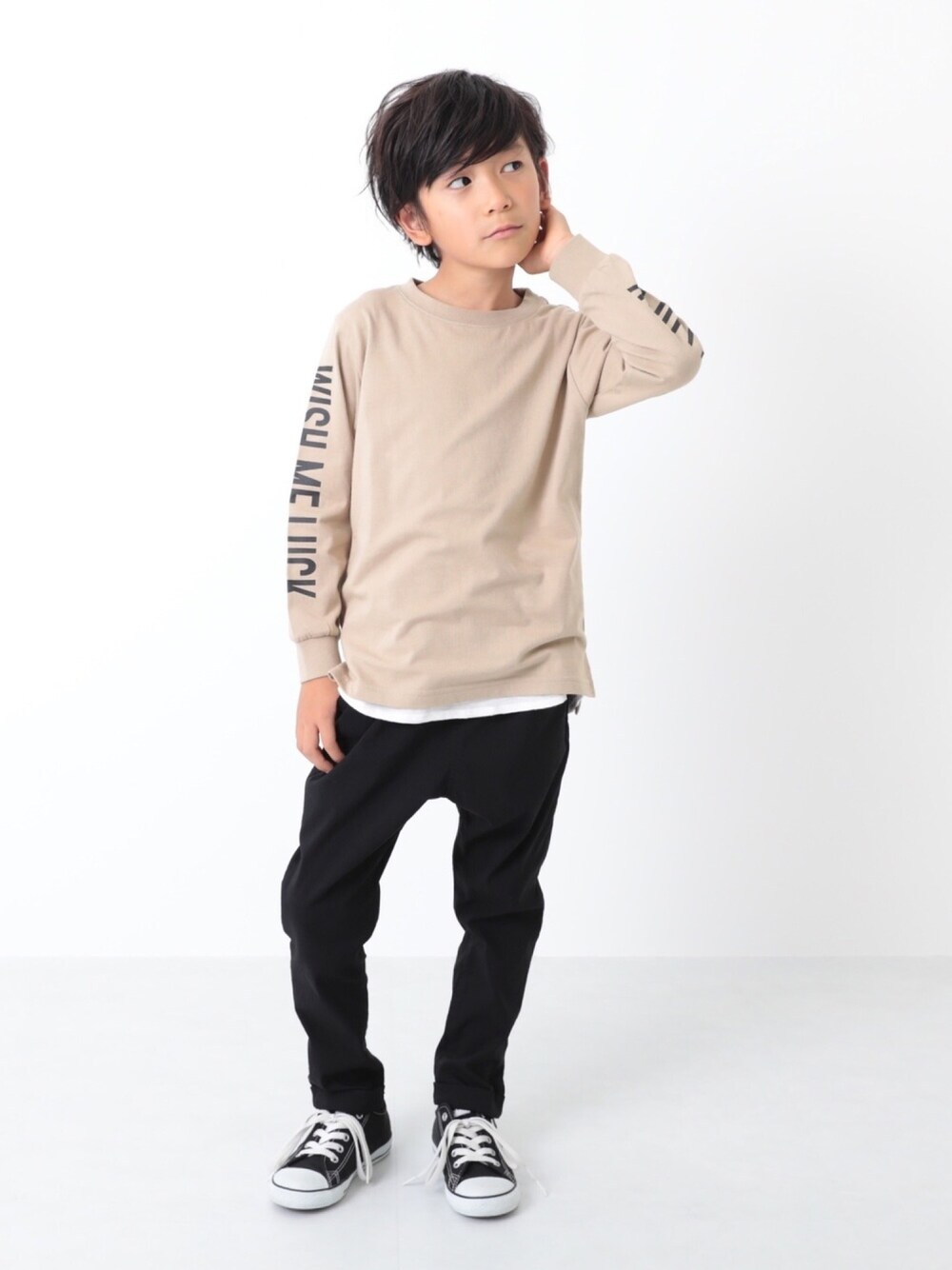 「キッズファッション、キッズコーデ、スポーツミックス、おとこのこ、ストリート、ロゴT、ベージュ、タックパンツ、サルエルパンツ、おしゃれさんと繋がりたい」｜「devirockのロング丈タンクトップ（タンクトップ、ホワイト系）」を使った、devirockさん（キッズ・120cm）の夏コーディネートの1枚目の写真