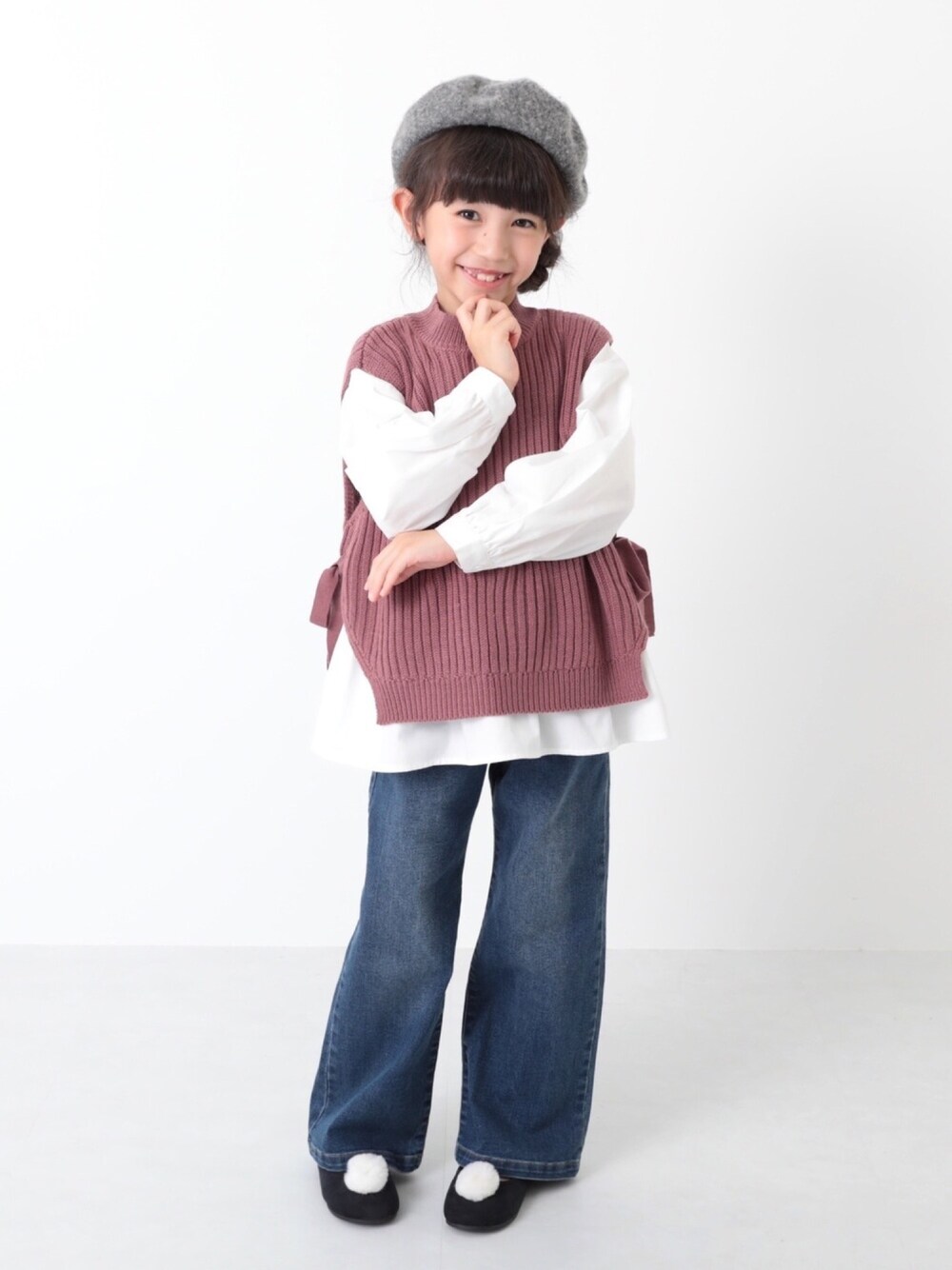 「キッズファッション、キッズコーデ、女の子、ニットベスト、シャツ、デニム、ワイドデニム、ドレスシューズ、ベレー帽、おしゃれさんと繋がりたい」｜「devirockのニットベスト＆長袖シャツセット（シャツ/ブラウス、ピンク系）」を使った、devirockさん（キッズ・120cm）の夏コーディネートの1枚目の写真
