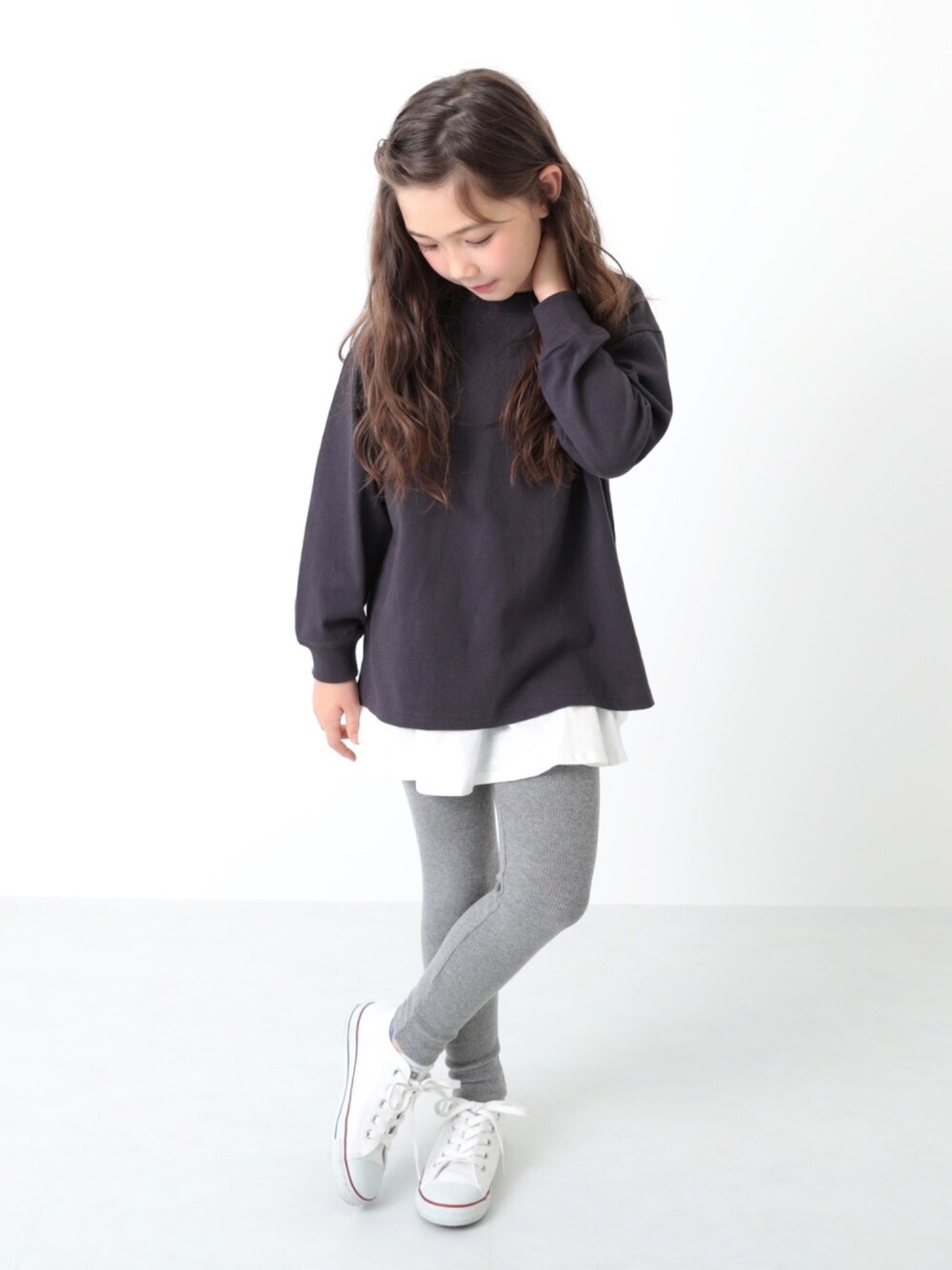 「キッズファッション、キッズコーデ、モノトーン、シンプル、プチプラ、おんなのこ、ビッグシルエット、レギンス、リブレギンス、おしゃれさんと繋がりたい」｜「devirockの裾フレアタンクトップ（タンクトップ、ホワイト系）」を使った、devirockさん（キッズ・120cm）の夏コーディネートの1枚目の写真
