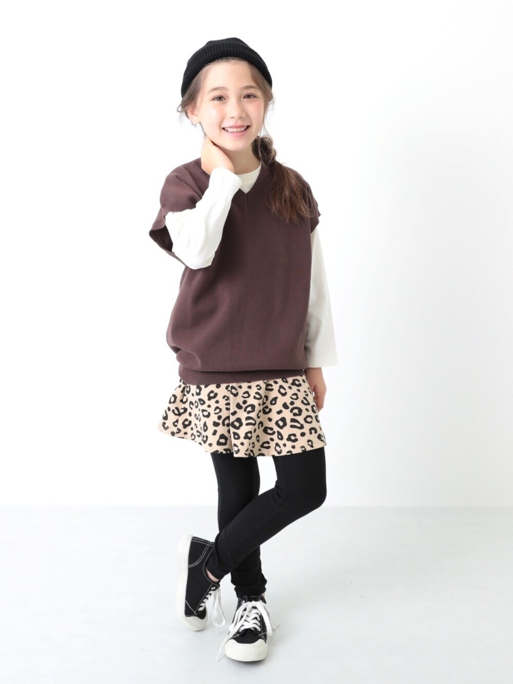 「キッズファッション、キッズコーデ、ゆるコーデ、女の子コーデ、休日スタイル、白Tシャツ、ベスト、ニットベスト、レオパード、おしゃれさんと繋がりたい」｜「devirockのVネックニットベスト＆長袖Tシャツセット（ニット/セーター、ブラウン系）」を使った、devirockさん（キッズ・110cm）の夏コーディネートの1枚目の写真