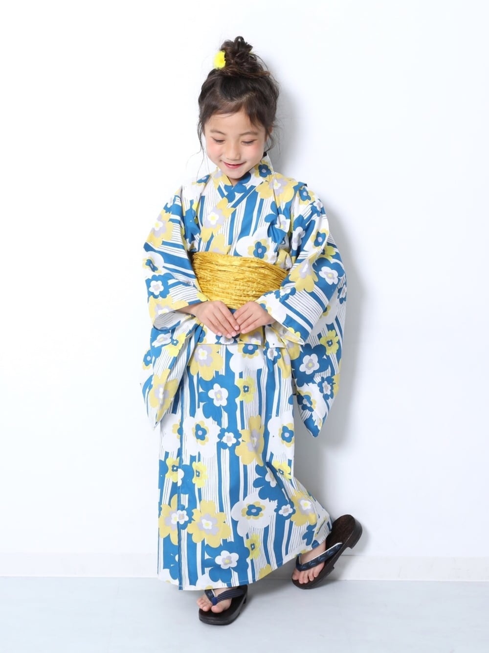 「キッズコーデ、キッズファッション、夏コーデ、夏、プチプラ、浴衣祭り、浴衣、浴衣女子、おだんごヘアー、おしゃれさんと繋がりたい」｜「devirockの浴衣 兵児帯2点セット（浴衣、ブルー系）」を使った、devirockさん（キッズ・120cm）の夏コーディネートの1枚目の写真