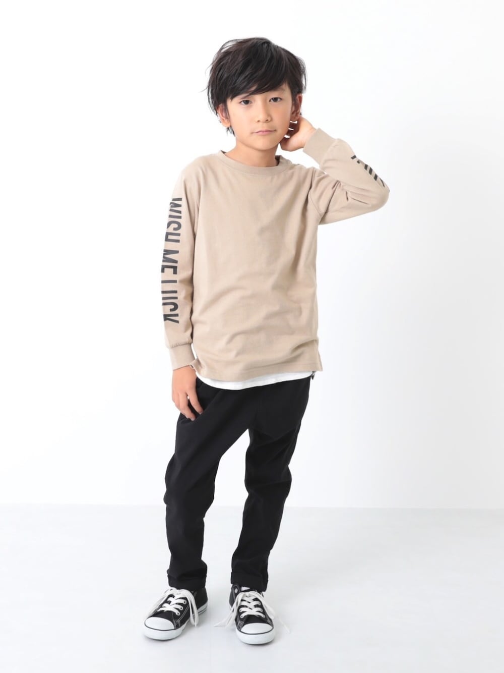 「キッズファッション、キッズコーデ、秋のコーデ、ストリート、レイヤードスタイル、プリントT、ベージュ、タックパンツ、ブラック、おしゃれさんと繋がりたい」｜「devirockの袖プリント長袖Tシャツ（Tシャツ/カットソー、ベージュ系）」を使った、devirockさん（キッズ・120cm）の秋コーディネートの1枚目の写真