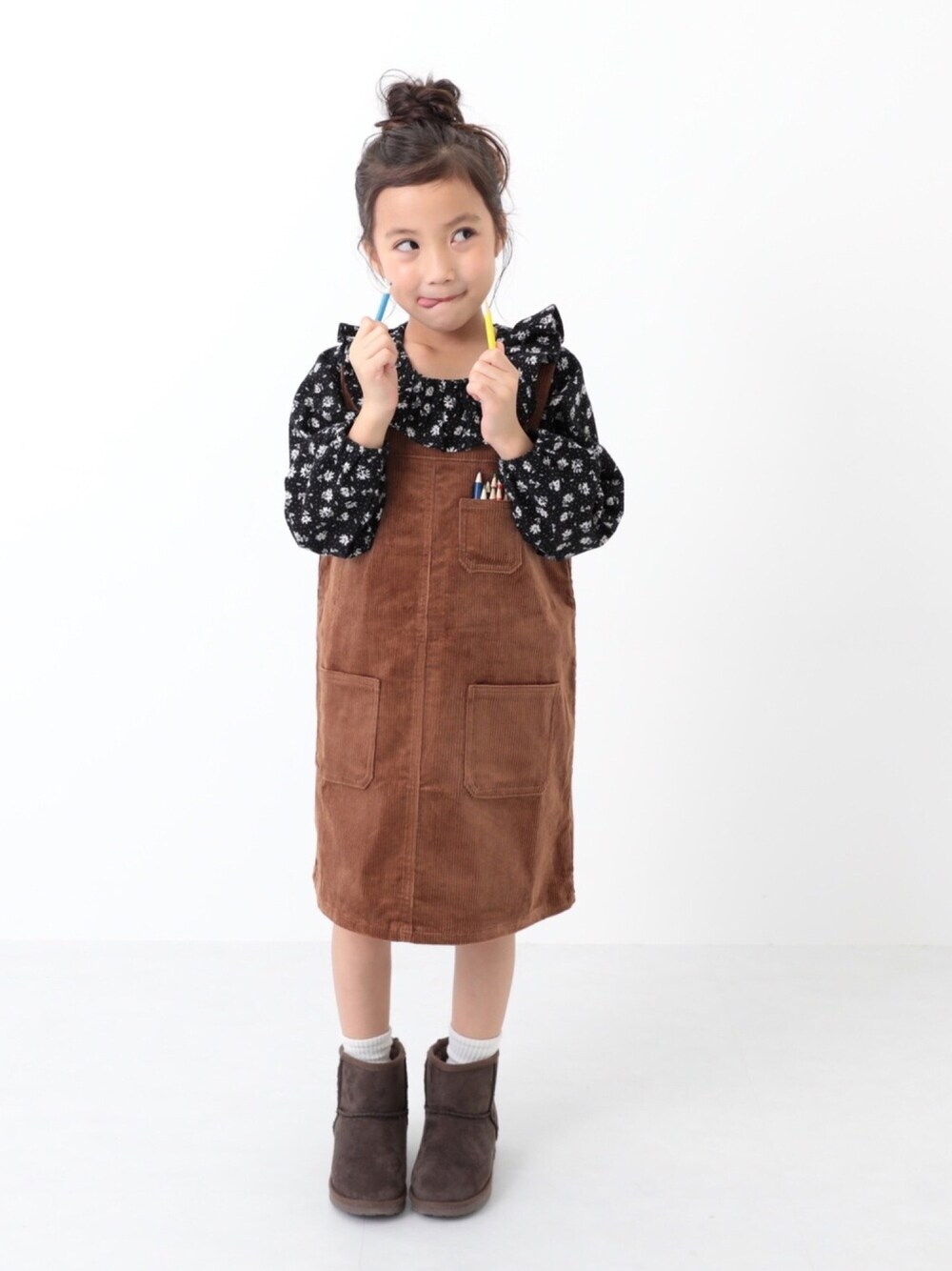 「キッズファッション、キッズコーデ、女の子コーデ、秋のコーデ、秋色、花柄、ブラウス、コーデュロイ、ジャンスカ、ムートンブーツ」｜「devirockのラウンドネックフリルシャツ（シャツ/ブラウス、ブラック系）」を使った、devirockさん（キッズ・120cm）の秋コーディネートの1枚目の写真