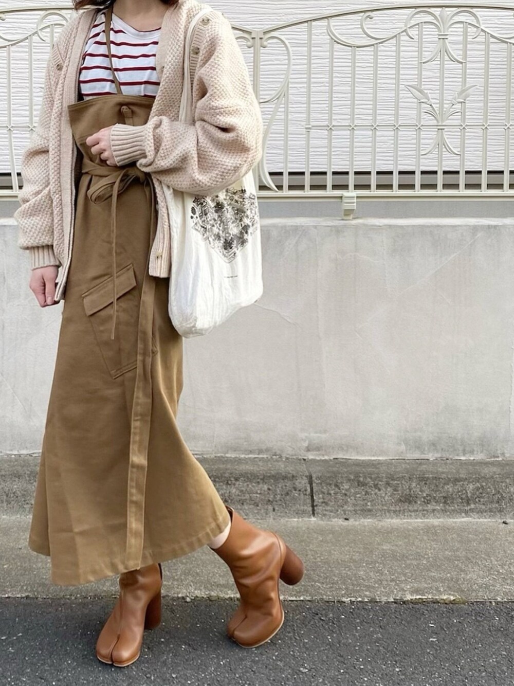 「足袋ブーツ、メゾンマルジェラ、Maison Margiela、Littlesuzie」｜「Maison MargielaのMaison Margiela “TABI” タブブーツ（ブーツ、ブラウン系）」を使った、mikAさん（レディース・150cm）の春コーディネートの1枚目の写真