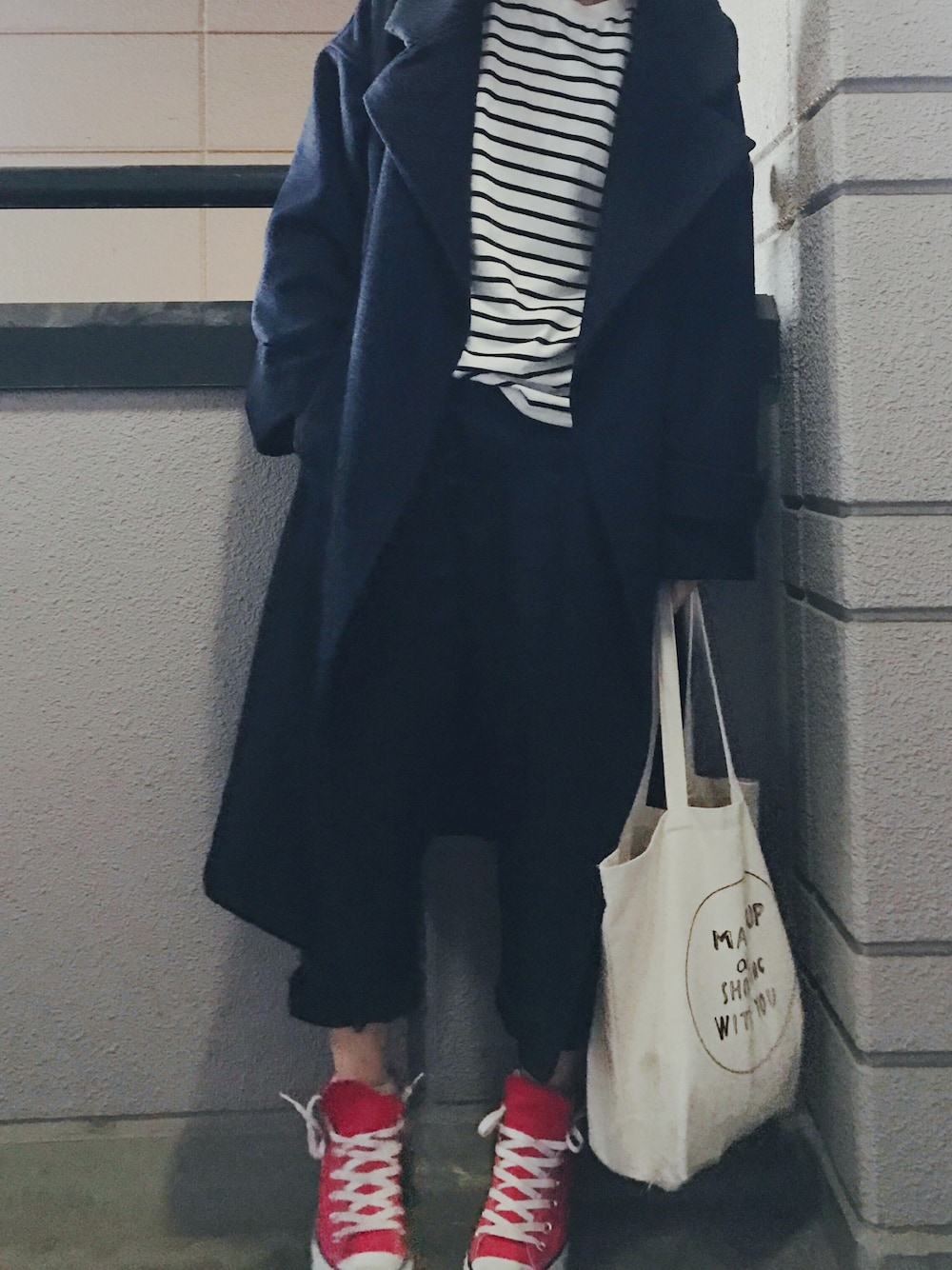 ブルー系のその他パンツ、ブルー系のピーコート、その他のTシャツ/カットソーを着用したレディースの冬コーディネートの1枚目の写真