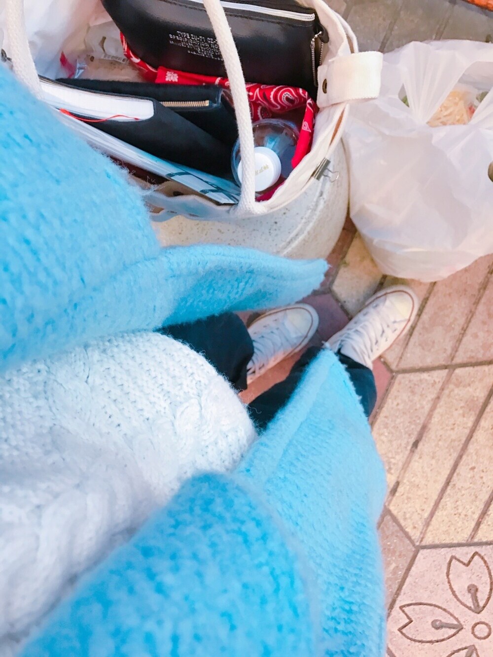 ホワイト系のスニーカー、ブルー系のその他パンツ、ホワイト系のニット/セーターを着用したレディースの冬コーディネートの1枚目の写真