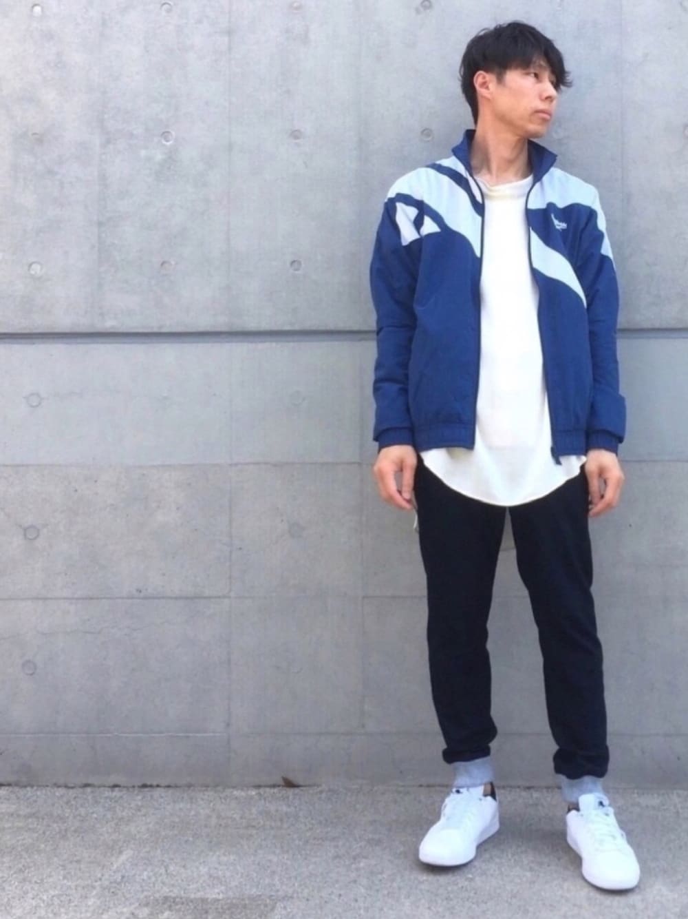 ホワイト系のスニーカー、ブラック系のパンツ、ホワイト系のシャツ/ブラウスを着用したメンズの春コーディネートの1枚目の写真