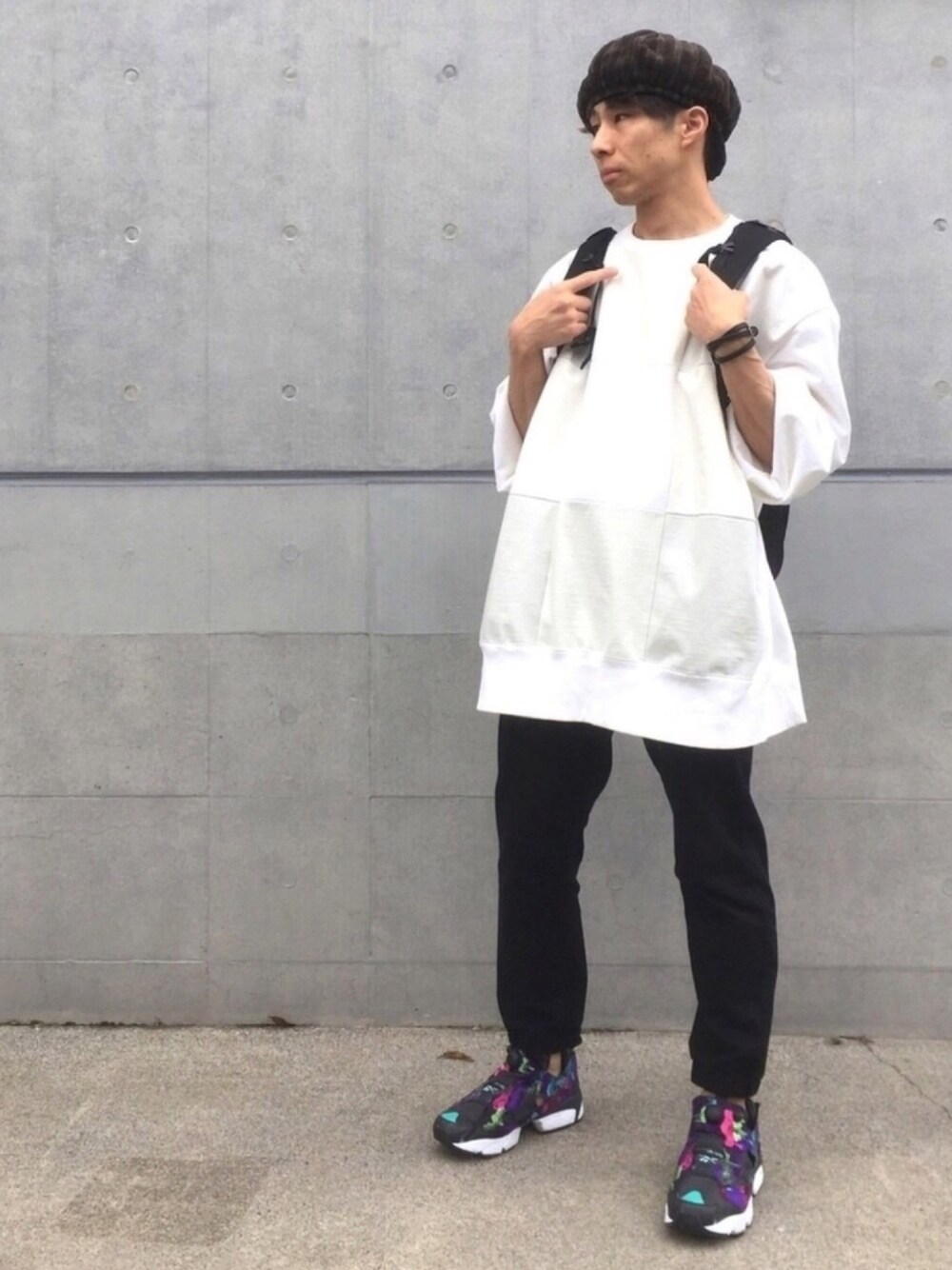 ブラック系のスニーカー、ブラック系のその他パンツ、ホワイト系のスウェットを着用したメンズの春コーディネートの1枚目の写真