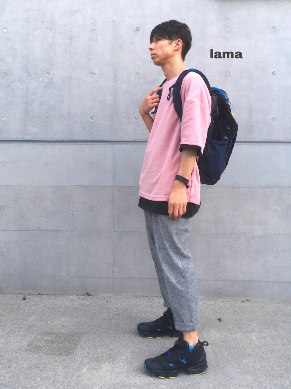 ブラック系のスニーカー、グレー系のパンツ、ブラック系のTシャツ/カットソーを着用したメンズの夏コーディネートの1枚目の写真