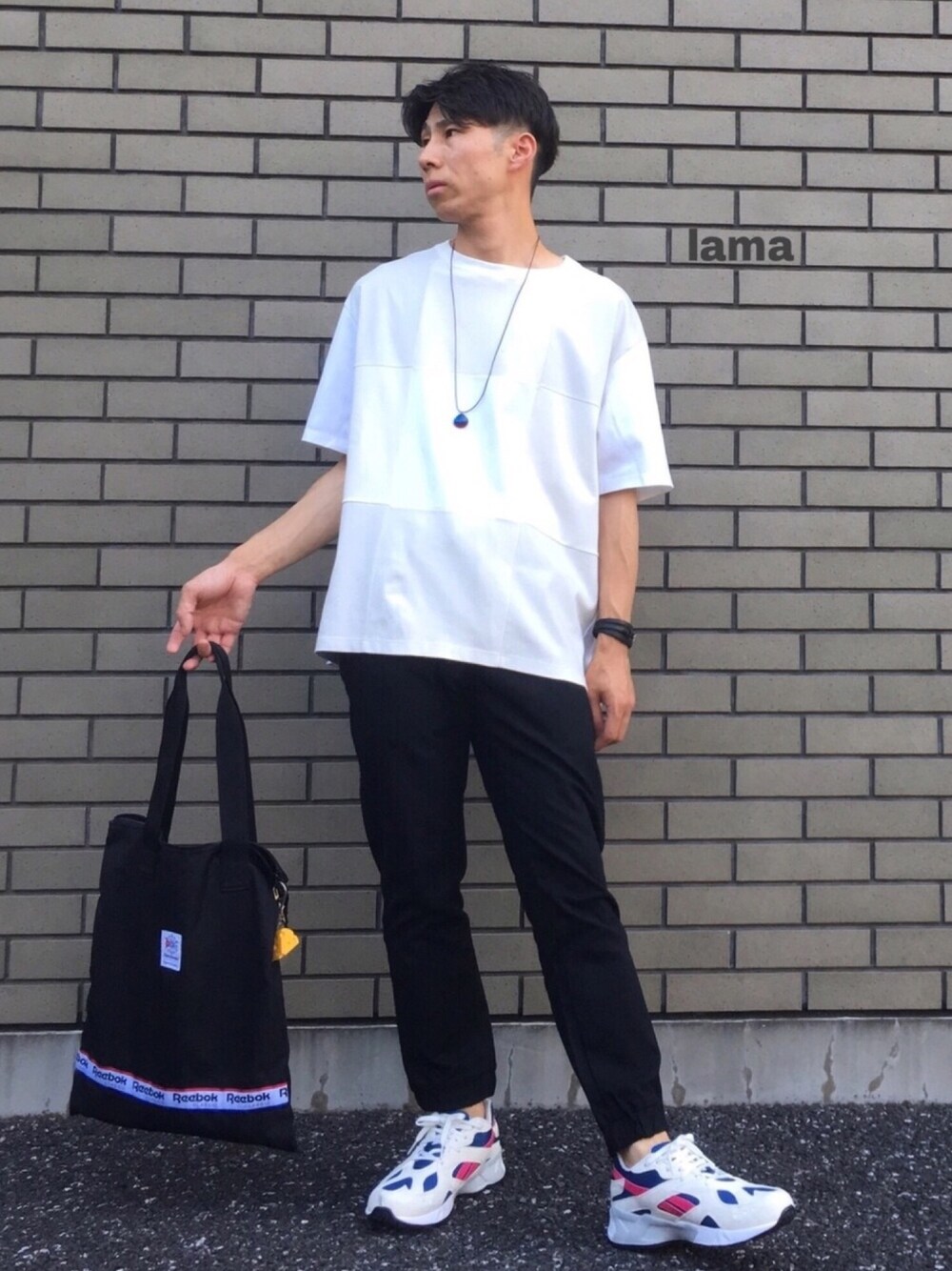ホワイト系のスニーカー、ブラック系のその他パンツ、ブラック系のトートバッグを着用したメンズの夏コーディネートの1枚目の写真