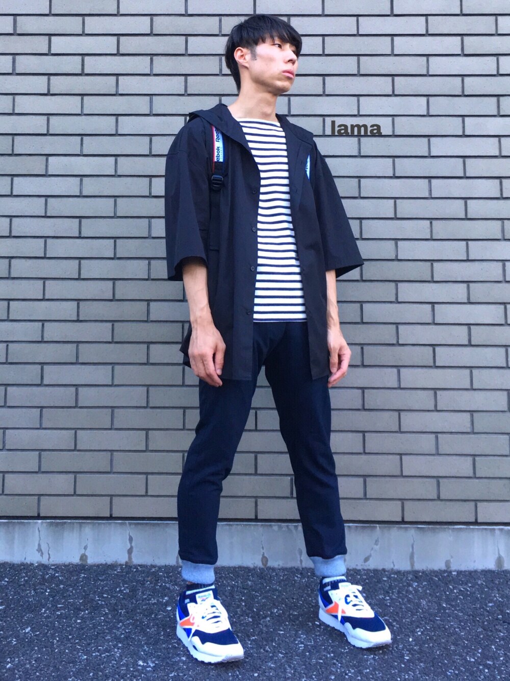 ホワイト系のスニーカー、ブラック系のパンツ、ホワイト系のTシャツ/カットソーを着用したメンズの夏コーディネートの1枚目の写真