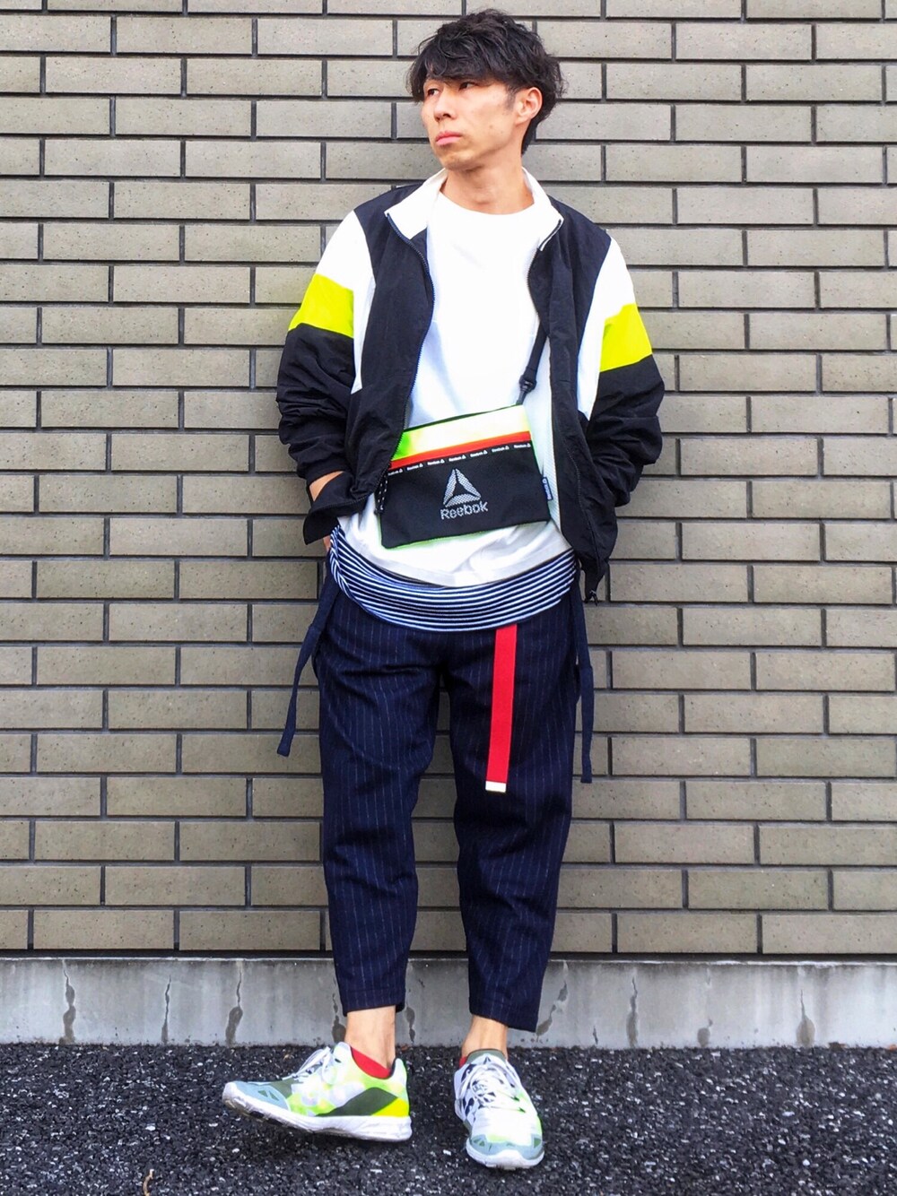 ブラック系のブルゾン、イエロー系のショルダーバッグ、ホワイト系のTシャツ/カットソーを着用したメンズの秋コーディネートの1枚目の写真