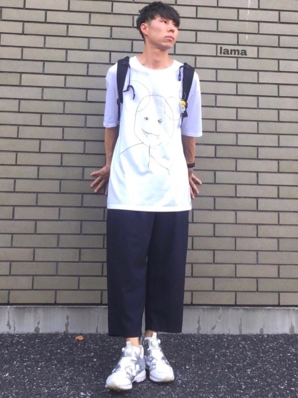 ブルー系のスラックス、ホワイト系のTシャツ/カットソー、ブラック系のバックパック/リュックを着用したメンズの夏コーディネートの1枚目の写真