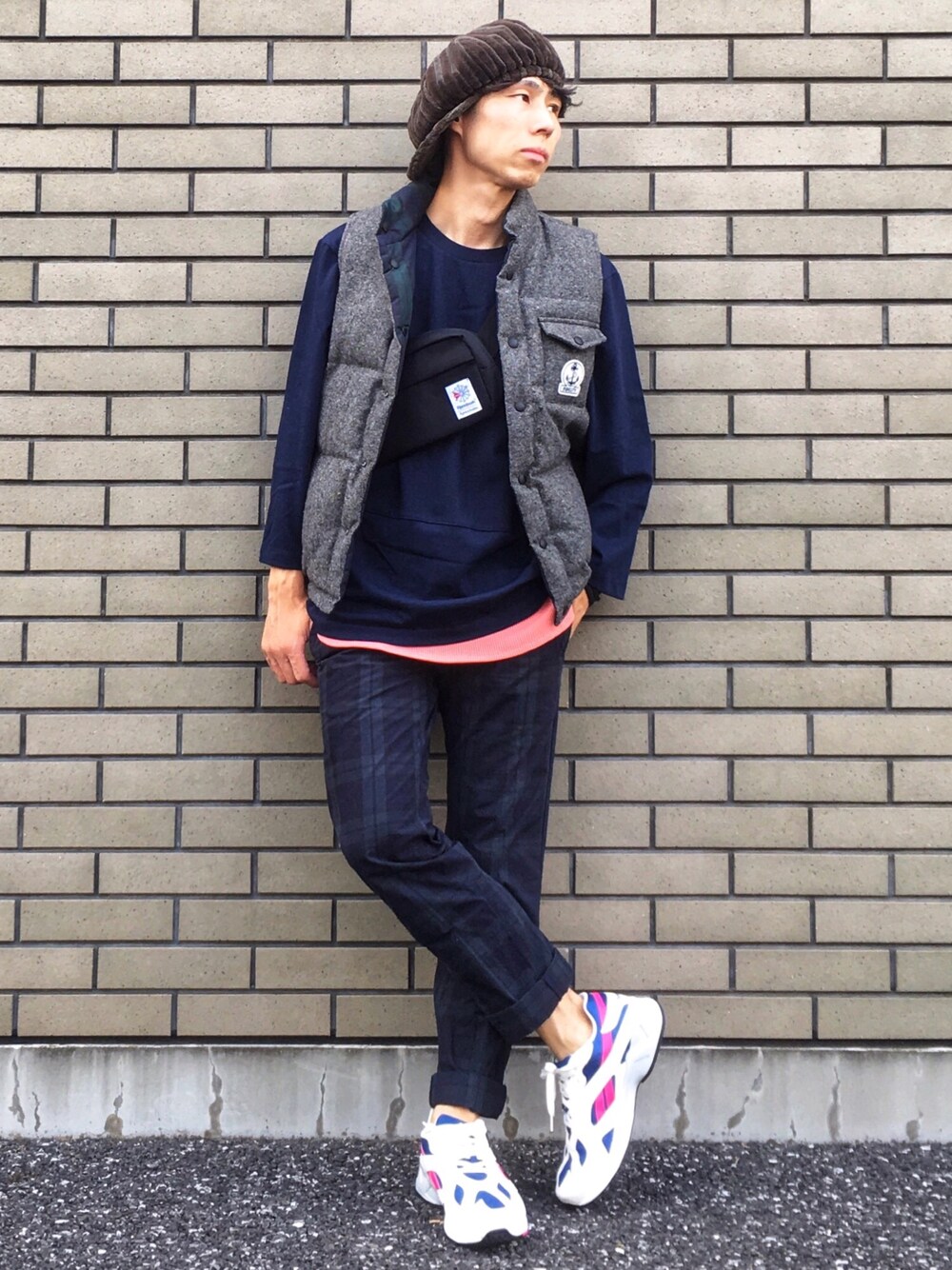 ホワイト系のスニーカー、グリーン系のその他パンツ、ブルー系のTシャツ/カットソーを着用したメンズの秋コーディネートの1枚目の写真