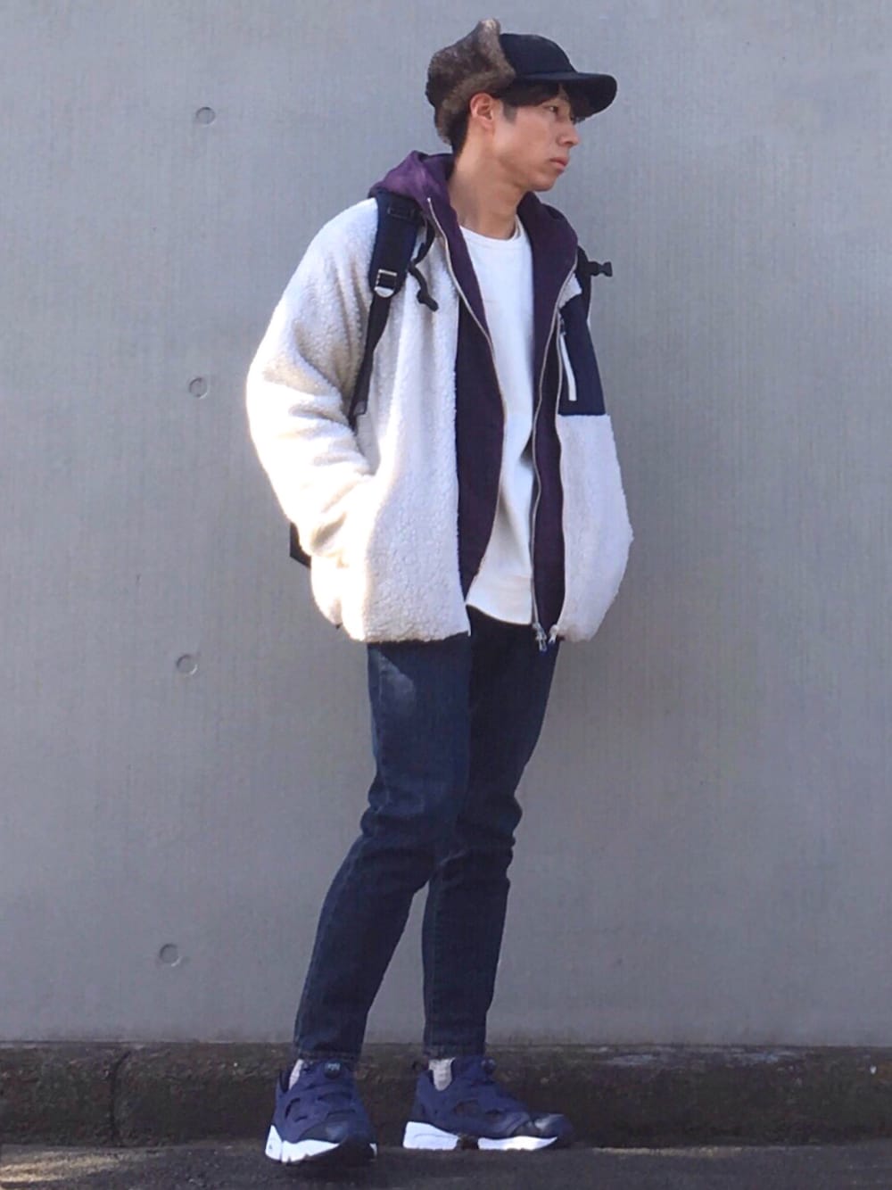 ホワイト系のブルゾン、ブルー系のバックパック/リュック、ホワイト系のブルゾンを着用したメンズの秋コーディネートの1枚目の写真