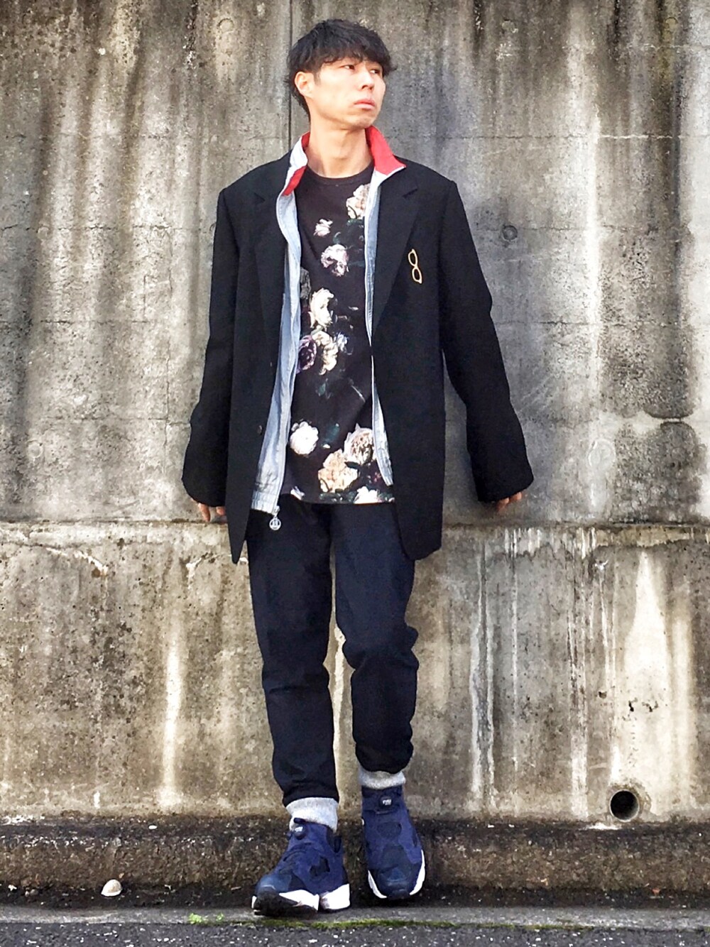 ブルー系のスラックス、ブルー系のスニーカー、グレー系のブルゾンを着用したメンズの冬コーディネートの1枚目の写真