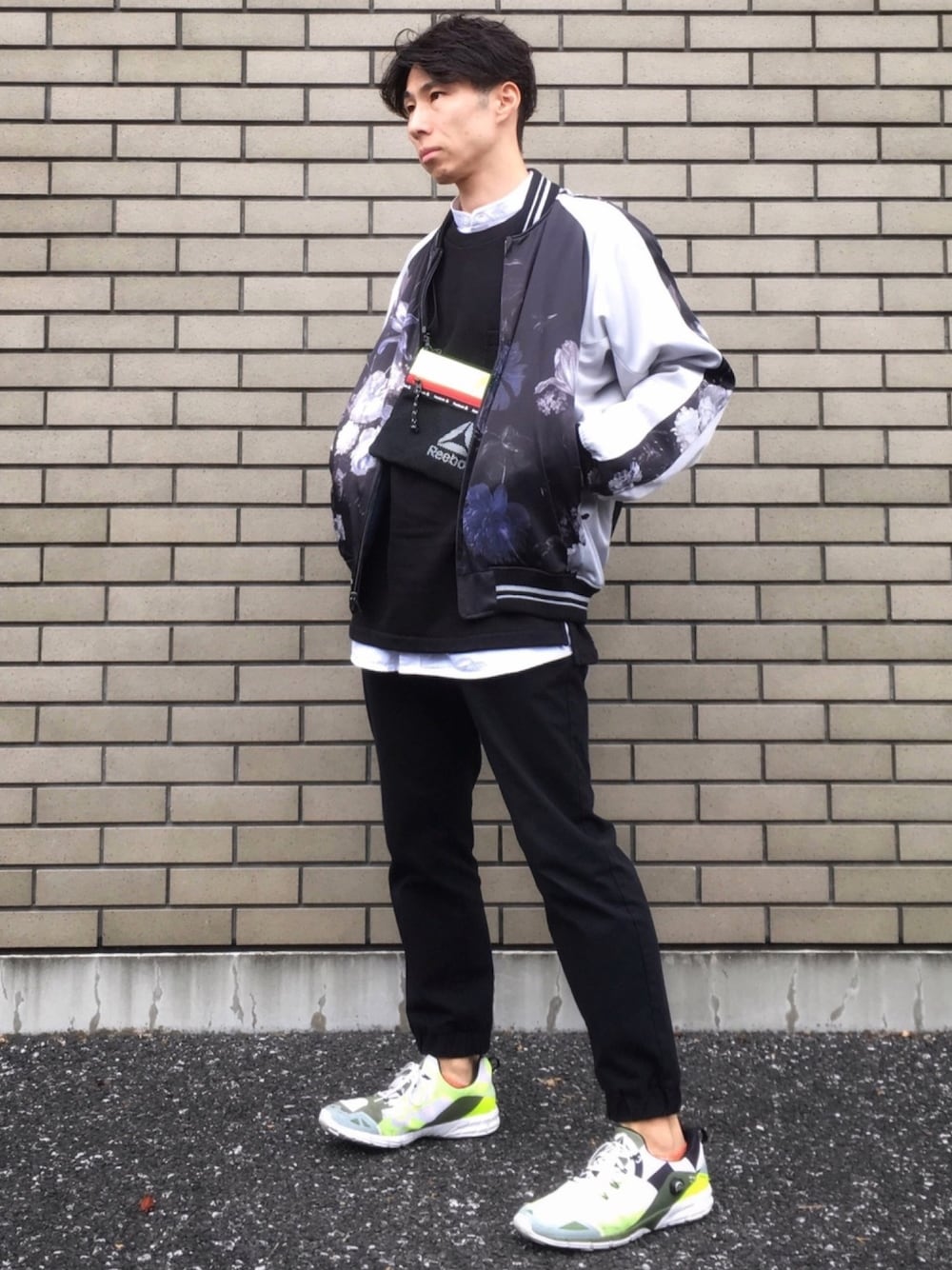 ホワイト系のスニーカー、ブラック系のその他パンツ、ホワイト系のシャツ/ブラウスを着用したメンズの秋コーディネートの1枚目の写真