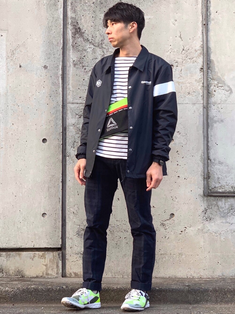 ブラック系のナイロンジャケット、ホワイト系のTシャツ/カットソー、グリーン系のその他パンツを着用したメンズの春コーディネートの1枚目の写真