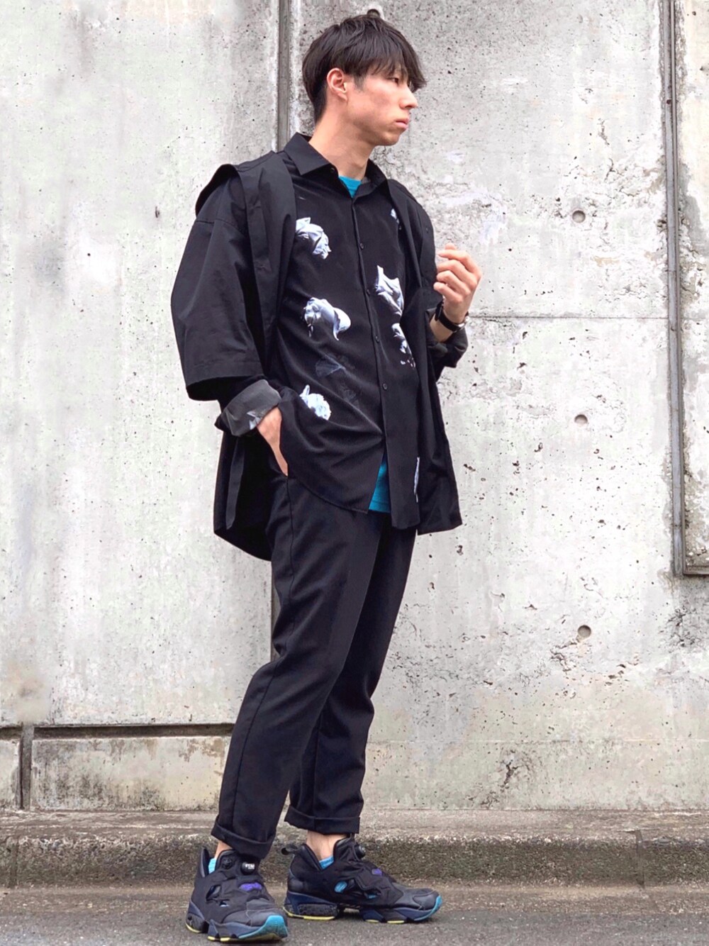 ブラック系のシャツ/ブラウス、ブラック系のシャツ/ブラウス、ブルー系のTシャツ/カットソーを着用したメンズの春コーディネートの1枚目の写真