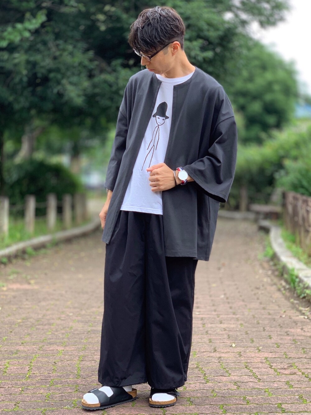 グレー系のカーディガン/ボレロ、ホワイト系のTシャツ/カットソー、ブラック系のパンツを着用したメンズの夏コーディネートの1枚目の写真