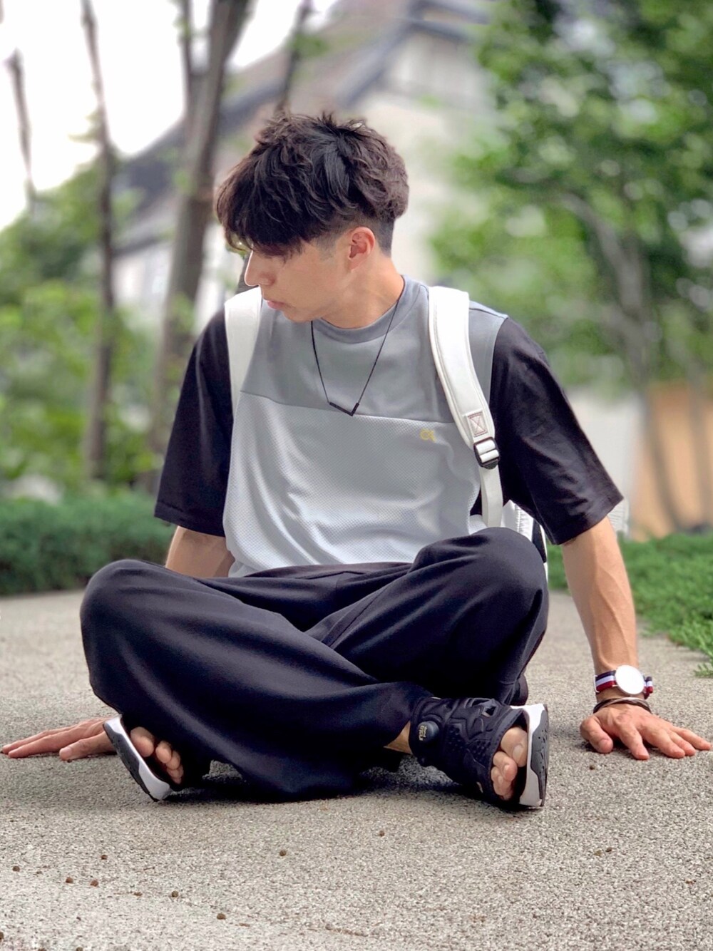 ホワイト系のバックパック/リュック、ブラック系のTシャツ/カットソー、グレー系のタンクトップを着用したメンズの夏コーディネートの1枚目の写真