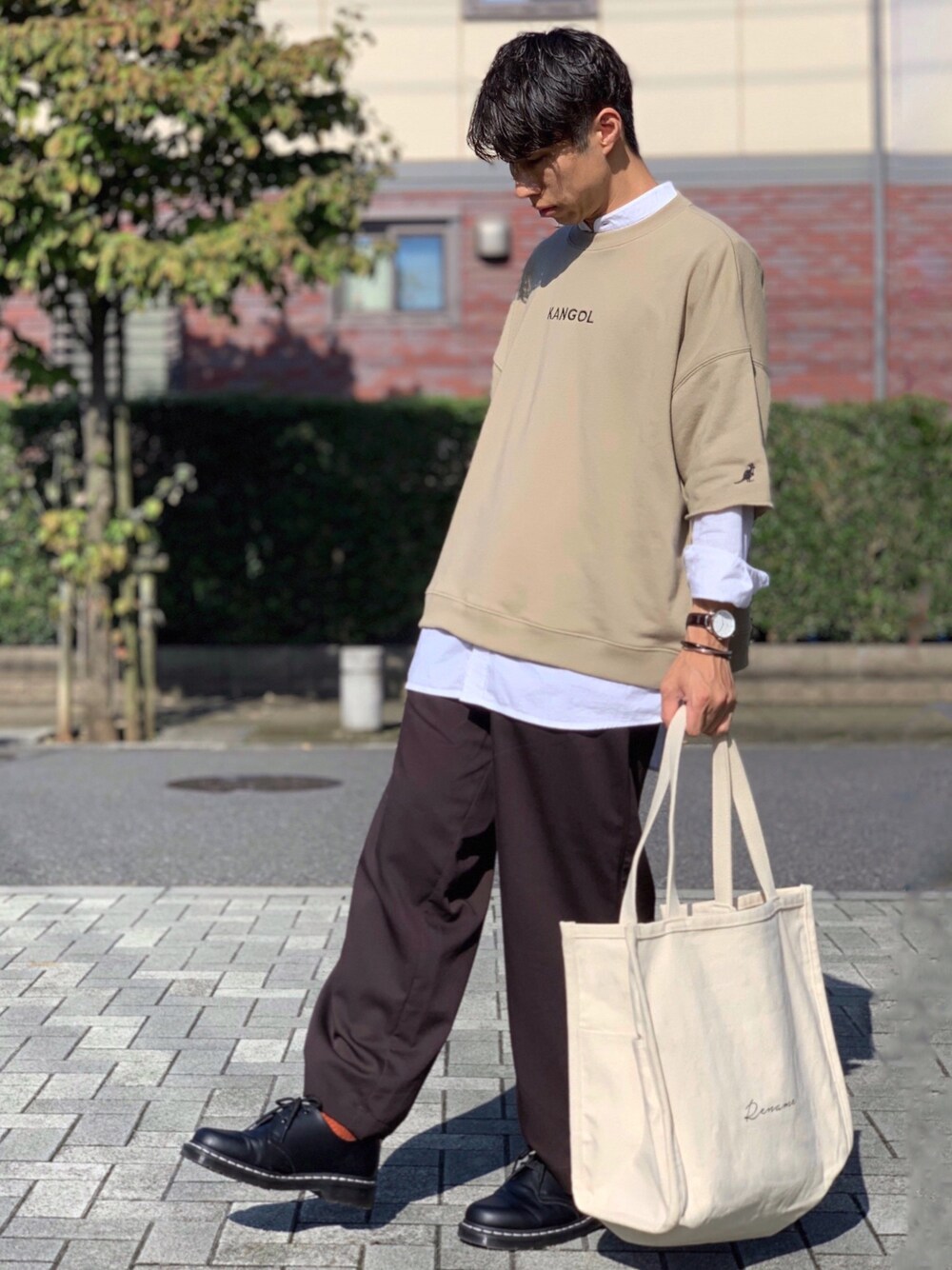 ホワイト系のシャツ/ブラウス、ベージュ系のスウェット、ベージュ系のトートバッグを着用したメンズの秋コーディネートの1枚目の写真