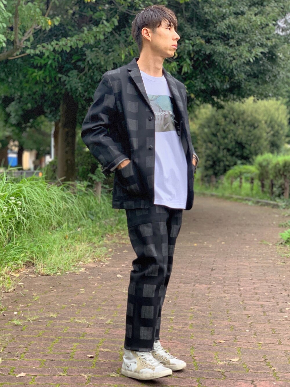 ブラック系のデニムジャケット、ホワイト系のTシャツ/カットソー、ブラック系のデニムパンツを着用したメンズの秋コーディネートの1枚目の写真