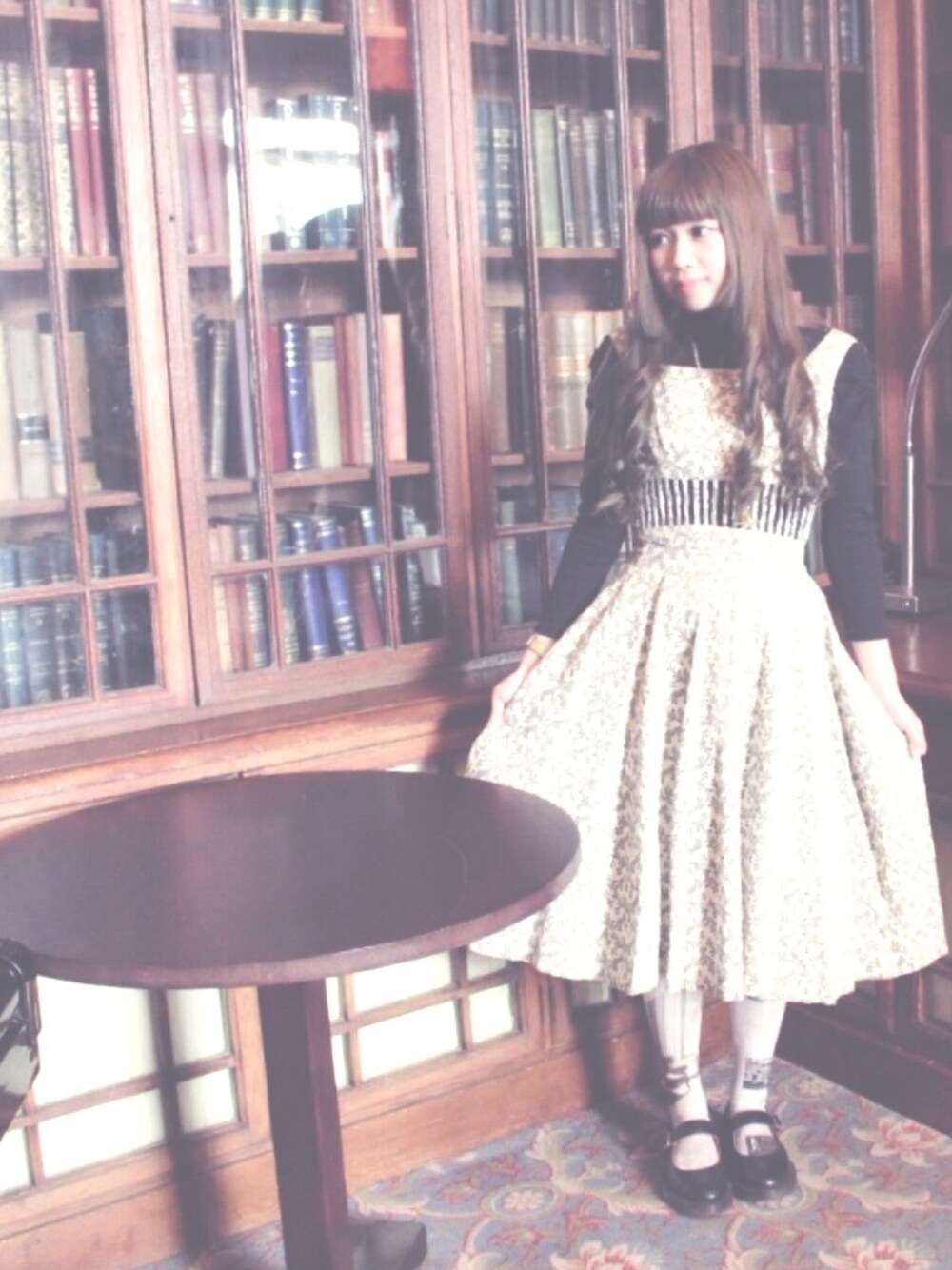 「vintage、イギリス」｜「Grimoireのアイテム（ワンピース、ベージュ系）」を使った、🌜Runさん（レディース・155cm）の秋コーディネートの1枚目の写真