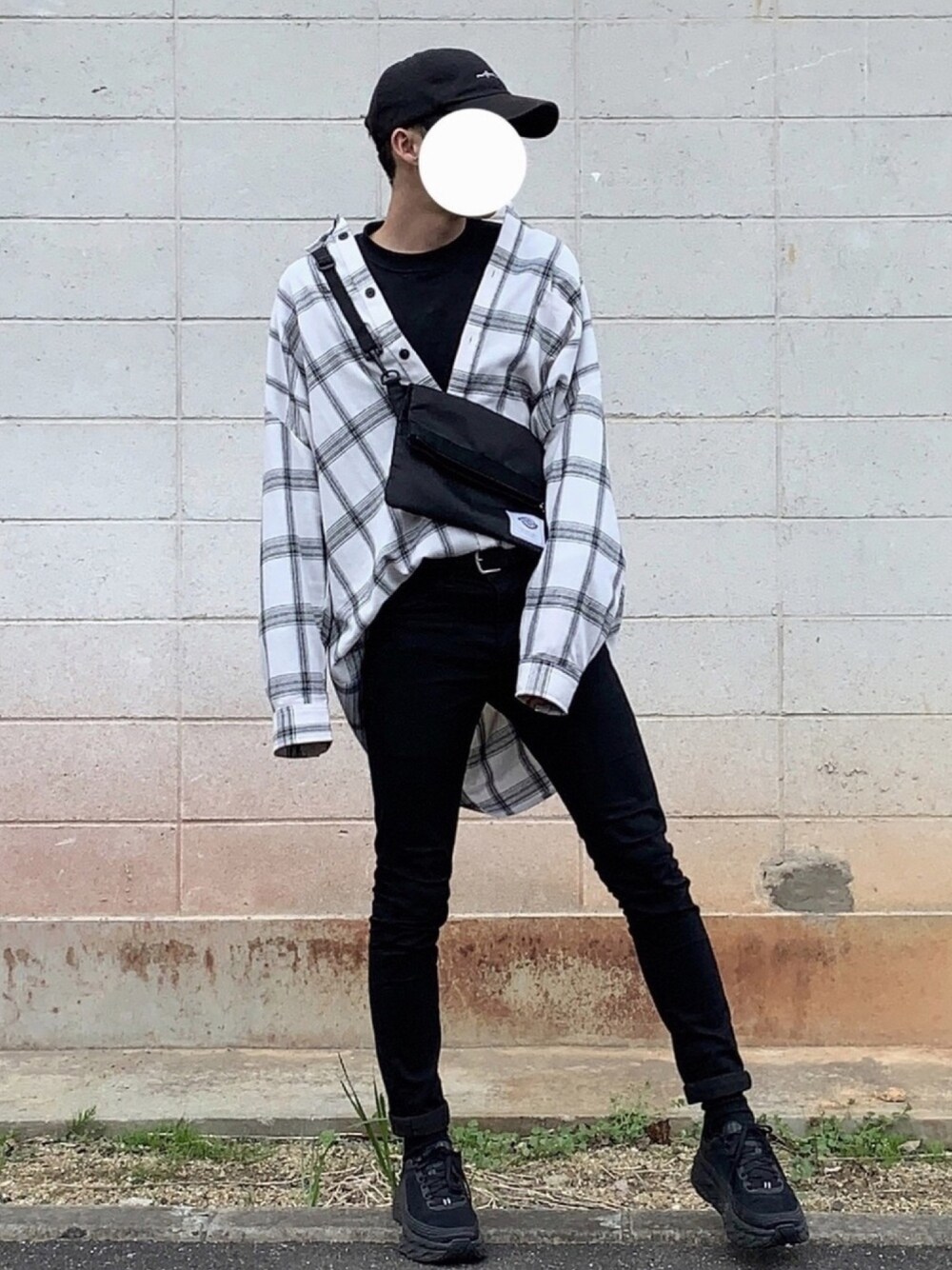 「平成最後のWEARISTAセンバツ、韓国ファッション、モノトーンコーデ、チェックシャツ、ホカオネオネ、キャップ、タックイン、黒スキニー、オーバーサイズシャツ、BASQUEmagenta」｜「BASQUE magentaの【BASQUE -enthusiastic design-】ビッグシルエットチェックシャツ（シャツ/ブラウス、ホワイト系）」を使った、きついきさん（メンズ・170cm）の春コーディネートの1枚目の写真