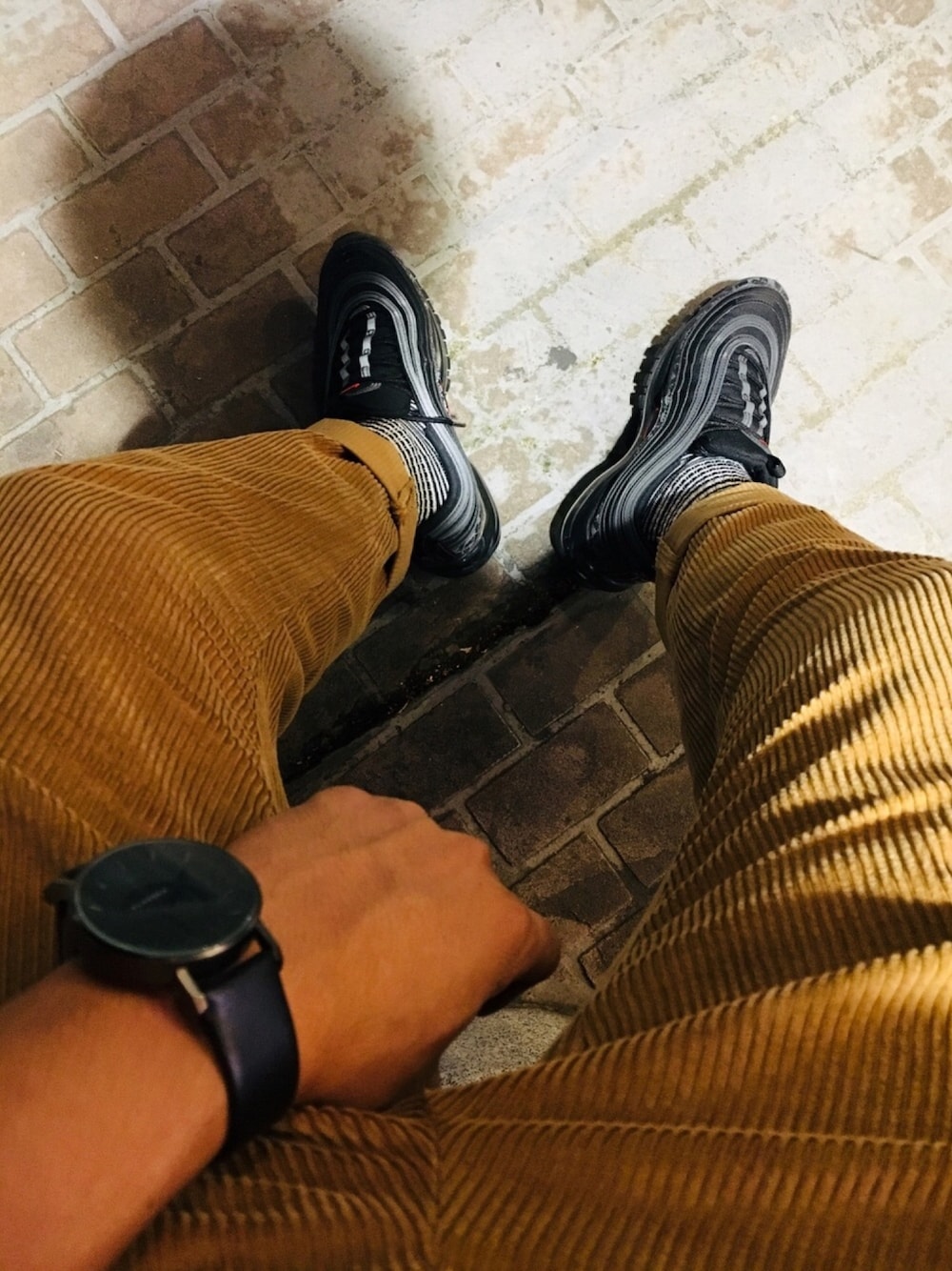 「ナイキスニーカー、秋コーデ、キャットストリート、コーデュロイ、ボーダーソックス、エアマックス97、AIRMAX97、ストリートMIX、プチプラ、いいね、save、フォローお願いします🤑」｜「NIKEのアイテム（スニーカー、ブラック系）」を使った、アルファさん（メンズ・165cm）の秋コーディネートの1枚目の写真