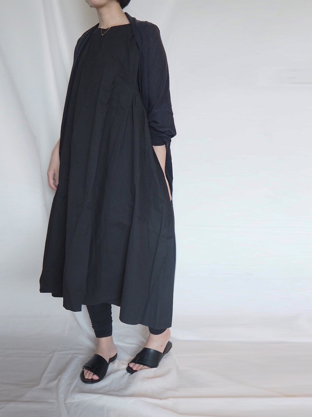 「無地ワンピース、春物、主婦コーデ、プチプラ、andr」｜「and Rのアイテム（ワンピース、ブラック系）」を使った、tatekoさん（レディース・160cm）の春コーディネートの1枚目の写真
