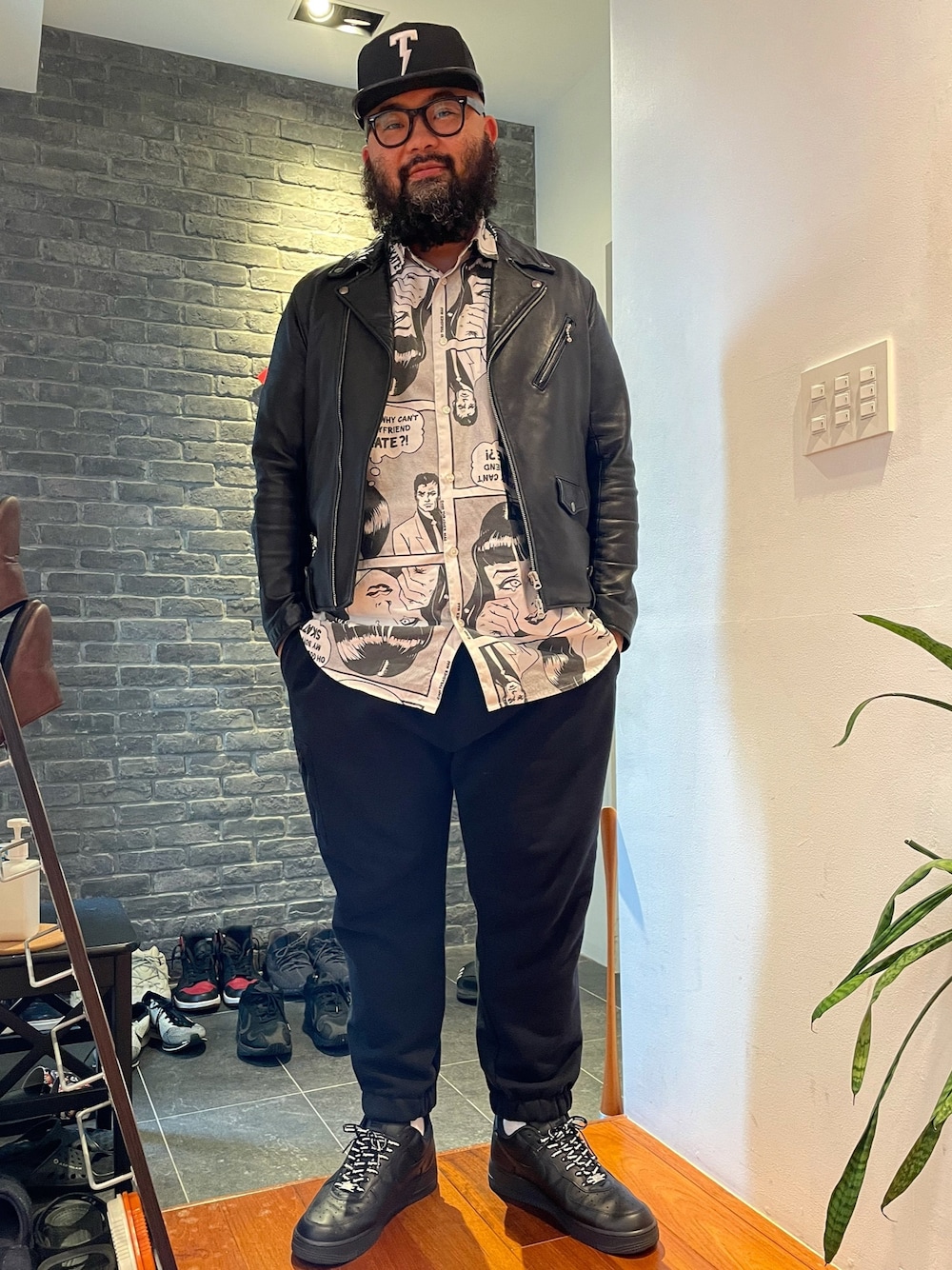 ブラック系のライダースジャケット、ホワイト系のシャツ/ブラウス、ブラック系のスウェットパンツを着用したメンズの夏コーディネートの1枚目の写真