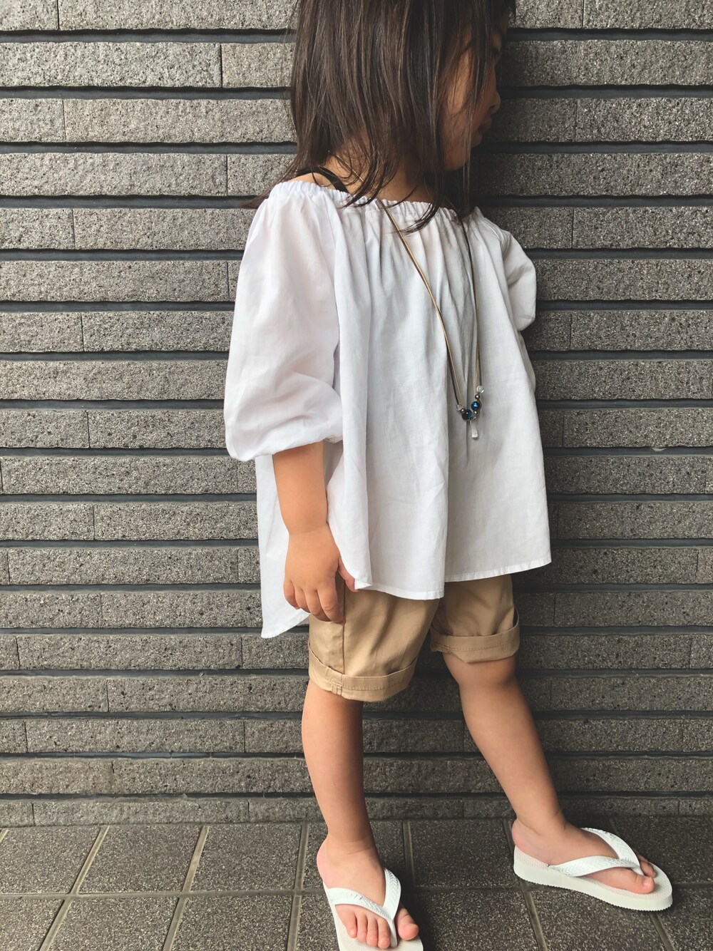ホワイト系のシャツ/ブラウス、ベージュ系のその他パンツ、ホワイト系のビーチサンダルを着用したキッズの夏コーディネートの1枚目の写真