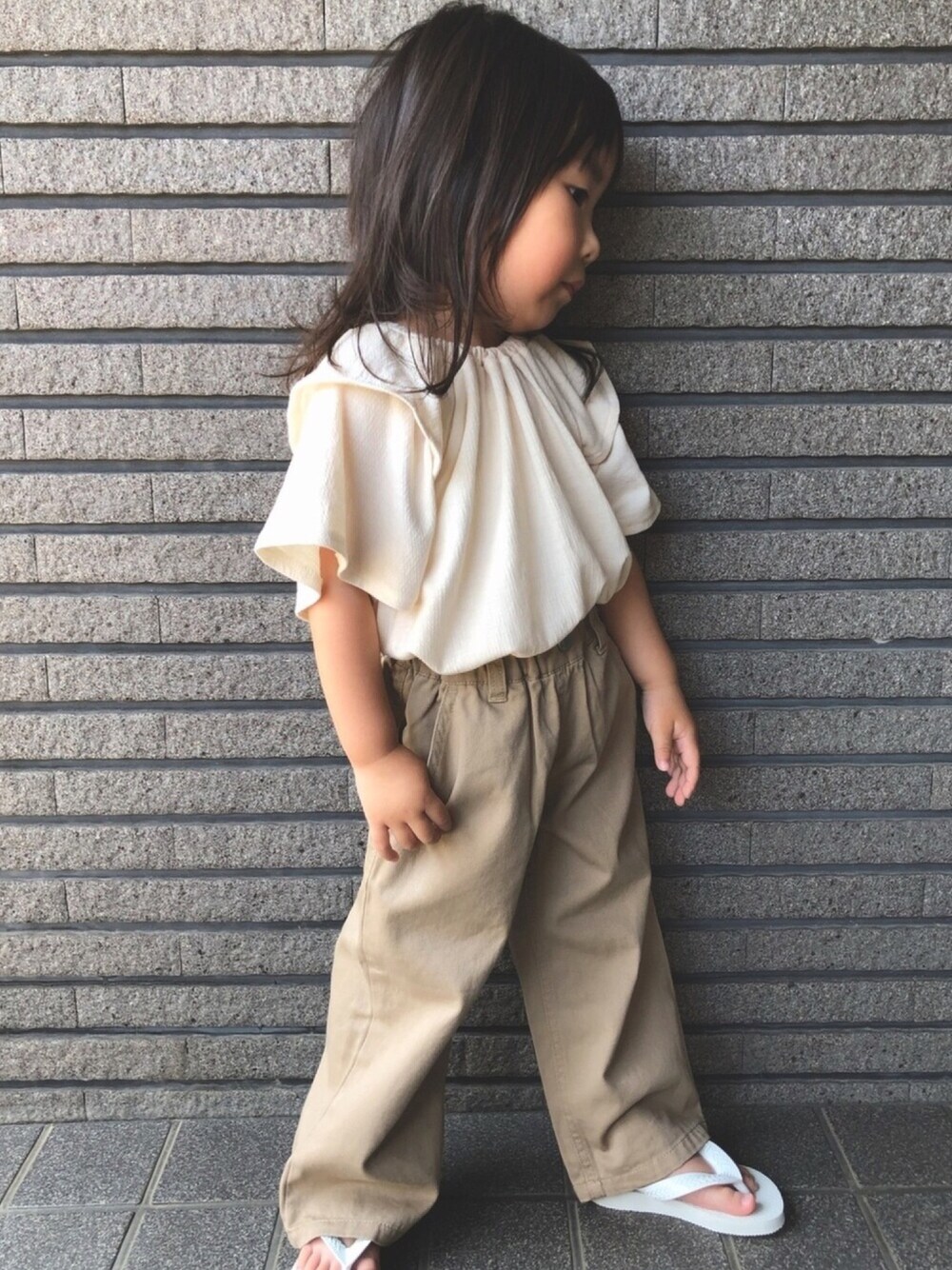 ベージュ系のTシャツ/カットソー、ベージュ系のその他パンツ、ホワイト系のビーチサンダルを着用したキッズの夏コーディネートの1枚目の写真