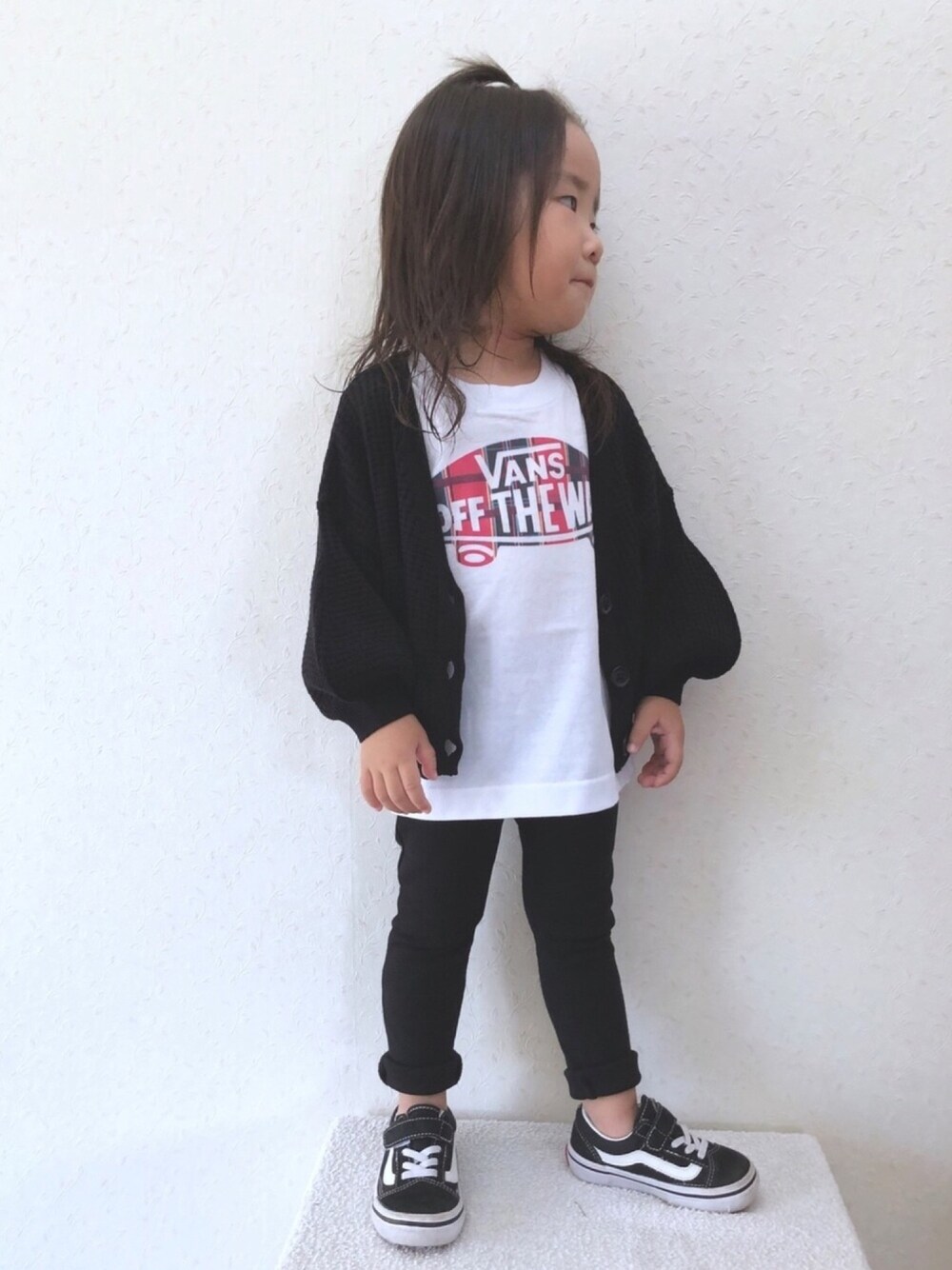 ブラック系のカーディガン/ボレロ、ホワイト系のTシャツ/カットソー、ブラック系のその他パンツを着用したキッズの秋コーディネートの1枚目の写真