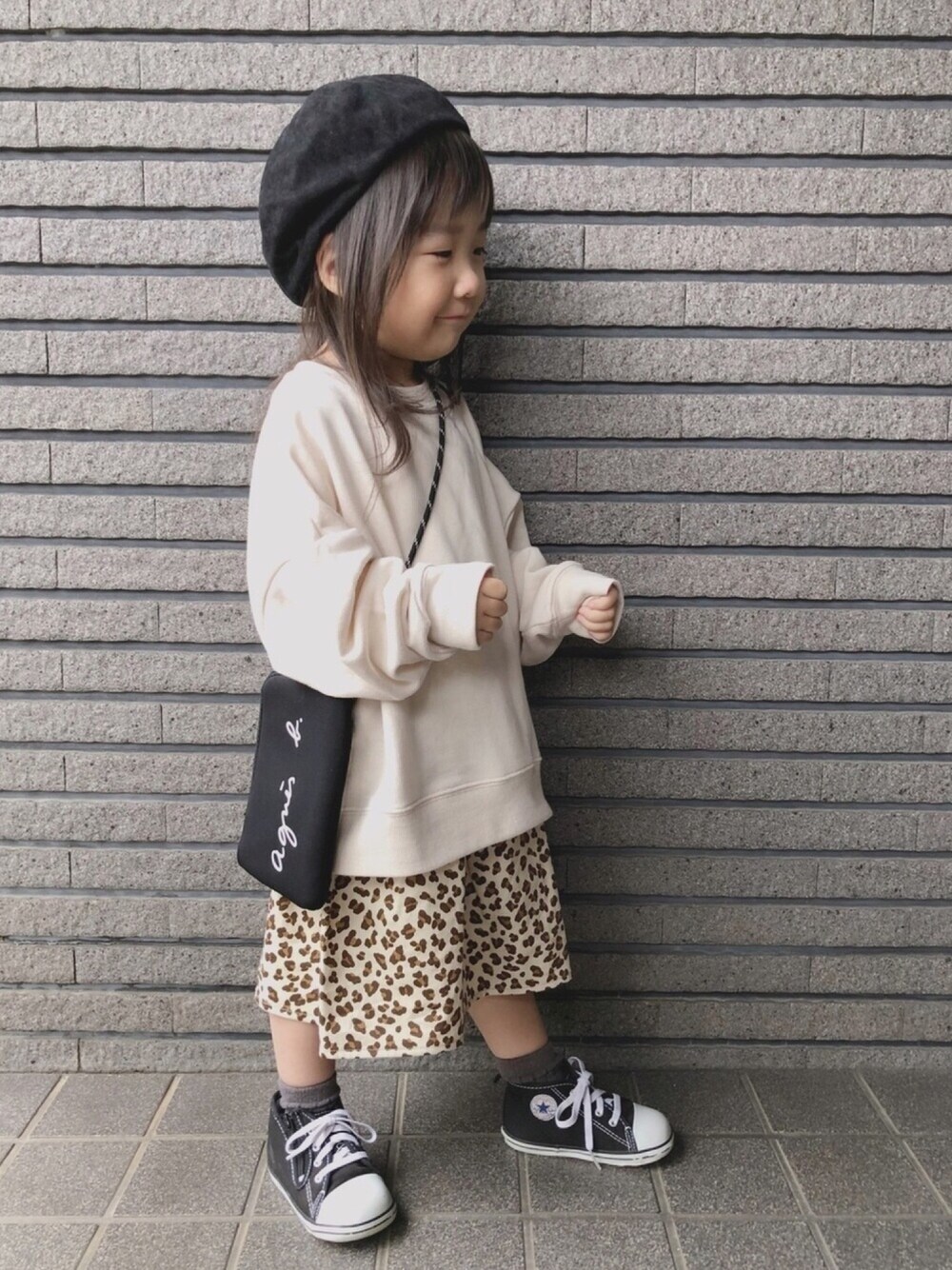 「カジュアル、ベレー帽、レオパード、レオパードスカート、SUNDAYSSUN、hokkoriko、converse、女の子、冬色フェス2019告知、秋サロペ2019○○派告知」｜「SUNDAYS SUNの親子お揃いドルマントレーナー(キッズサイズ)（Tシャツ/カットソー、ホワイト系）」を使った、Sachiさん（キッズ・90cm）の秋コーディネートの1枚目の写真