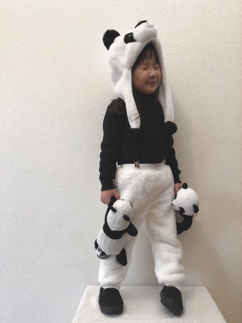 ブラック系のスリッポン、その他のその他、その他のラッピングキットを着用したキッズの冬コーディネートの1枚目の写真