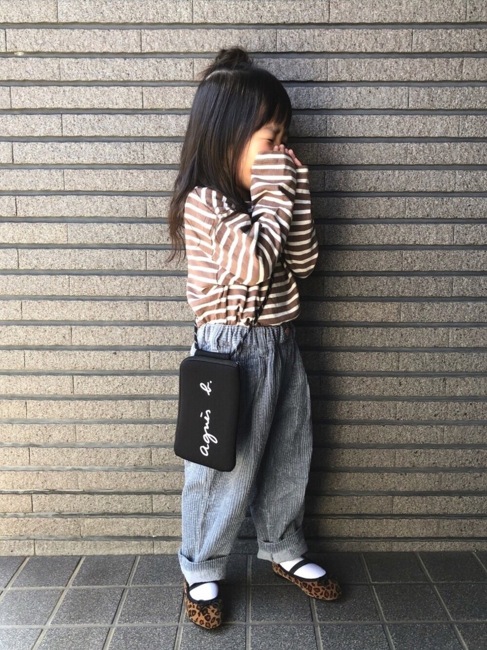 ブラウン系のTシャツ/カットソー、ブルー系のその他パンツ、その他のバレエシューズを着用したキッズの春コーディネートの1枚目の写真