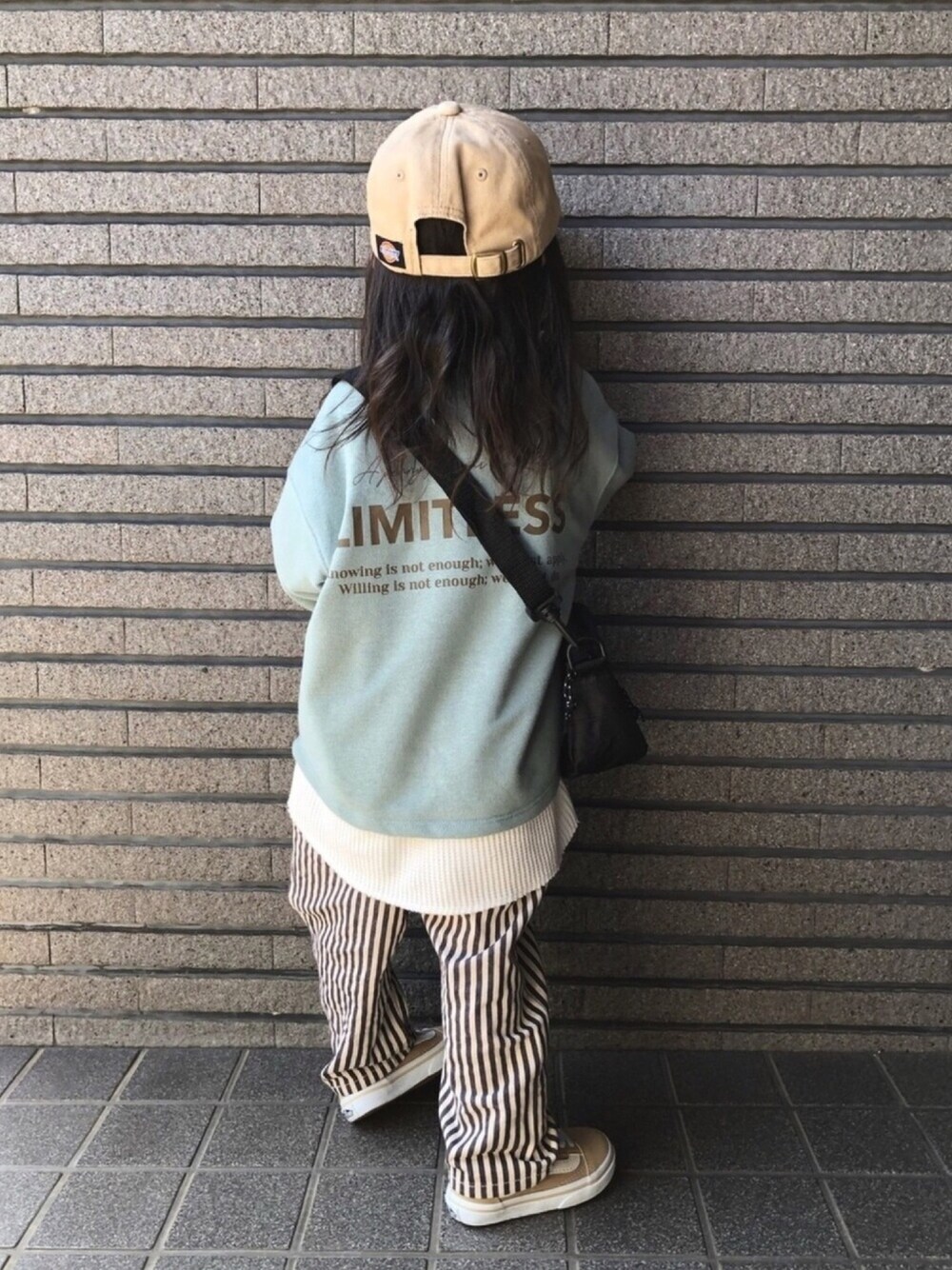 グリーン系のスウェット、ホワイト系のTシャツ/カットソー、ホワイト系のチノパンツを着用したキッズの春コーディネートの1枚目の写真