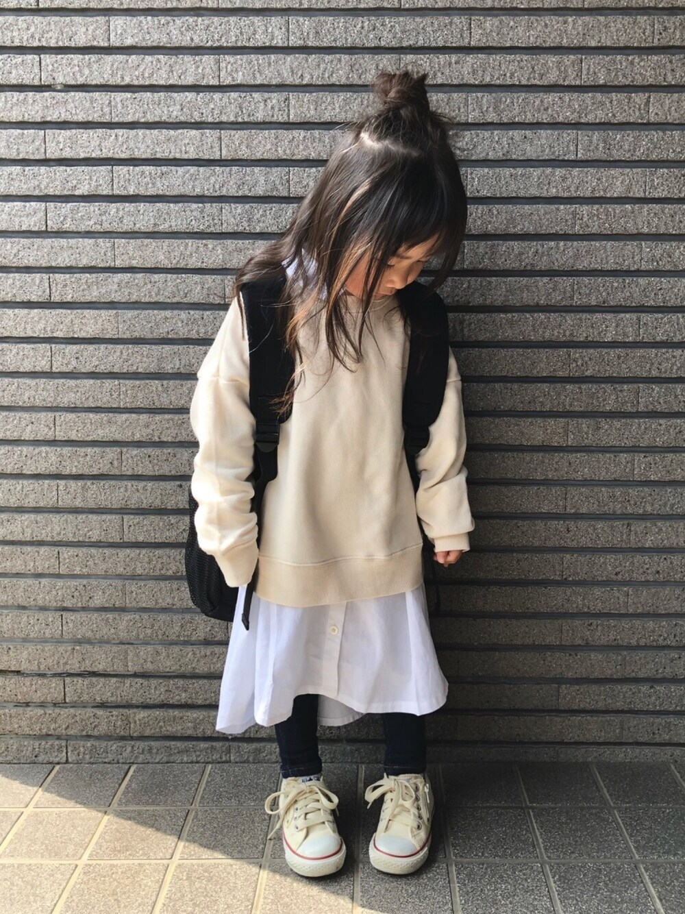 ホワイト系のTシャツ/カットソー、ホワイト系のワンピース、ブルー系のデニムパンツを着用したキッズの春コーディネートの1枚目の写真